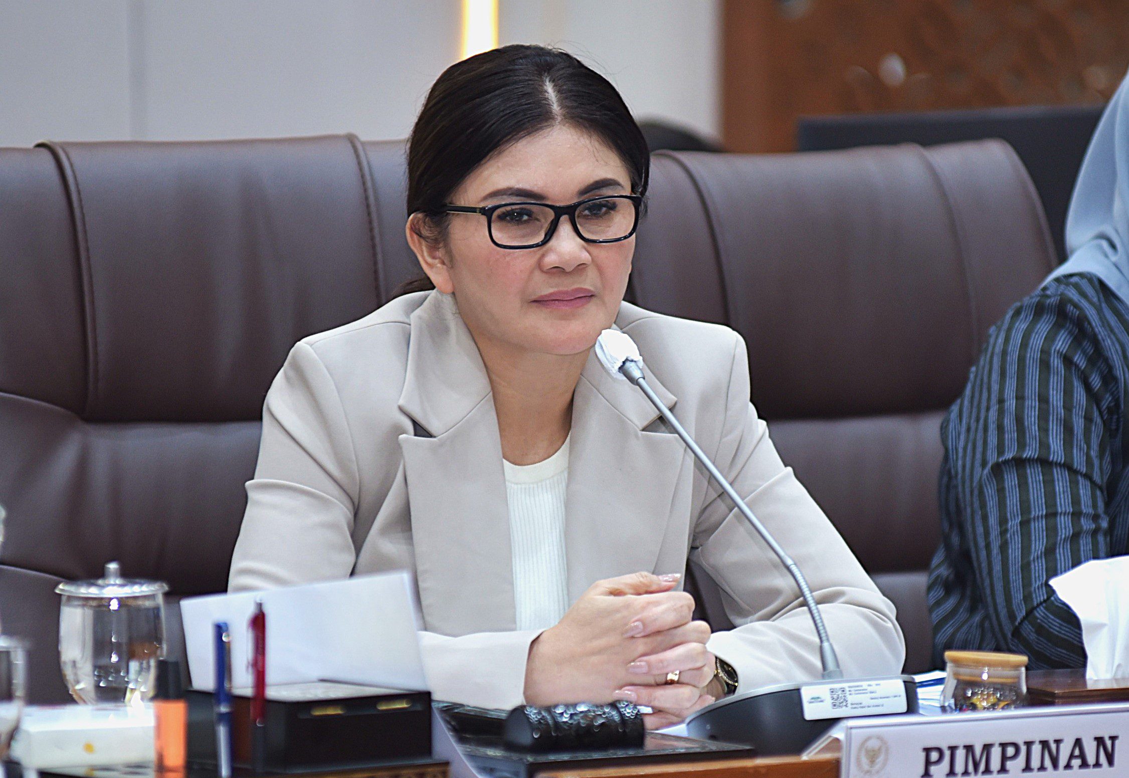Ketua Komisi IX DPR RI Felly Estelita Runtuwene saat Raker Dan RDP dengan Menkes, Menteri Kependudukan dan Keluarga, Kepala BPOM dan Kepala Badan Gizi Nasional di Gedung Nusantara I, Senayan, Jakarta, Selasa (1/7/2025). Foto : Geraldi/Andri.