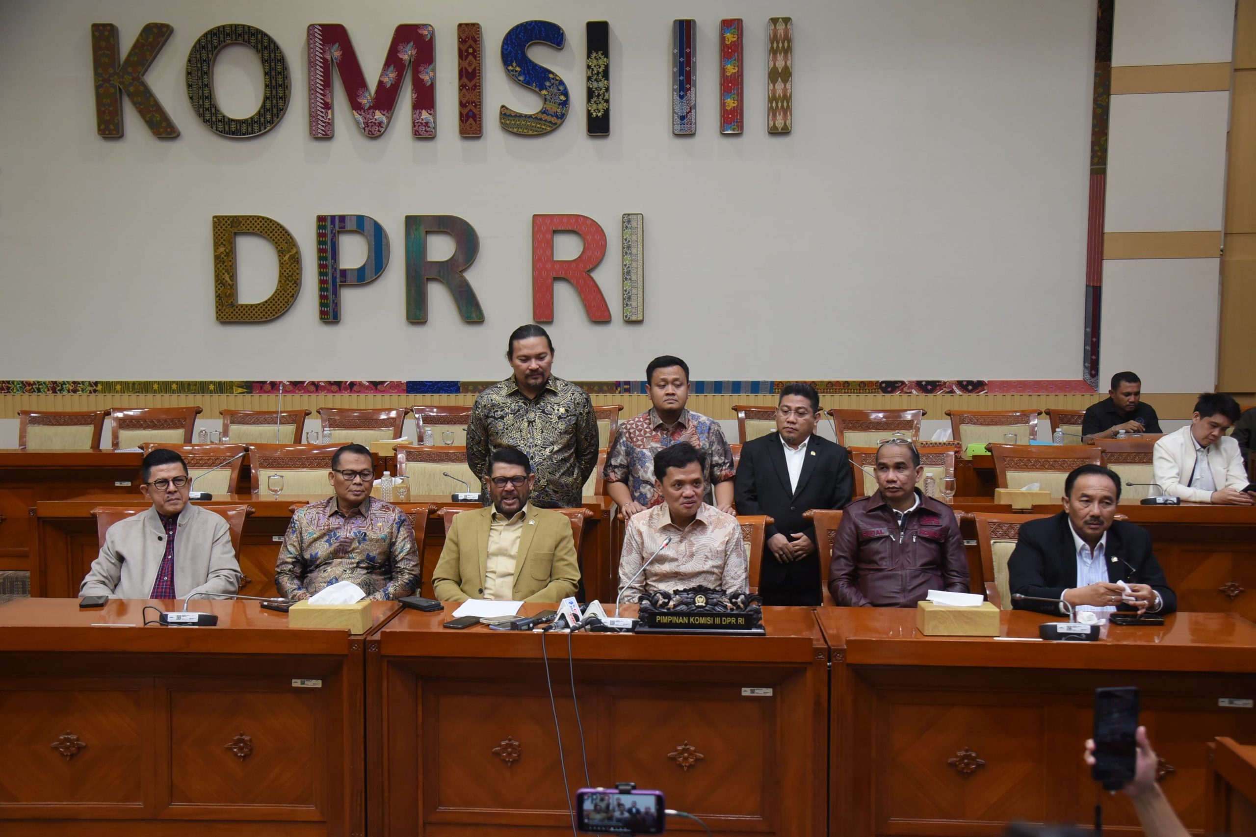 Ketua Komisi III DPR RI Habiburokhman saat konferensi pers terkait KUHAP yang digelar di Ruang Rapat Komisi III, Gedung Nusantara II DPR RI, Senayan, Jakarta, Senin (14/7/2025). Foto: Dep/vel.