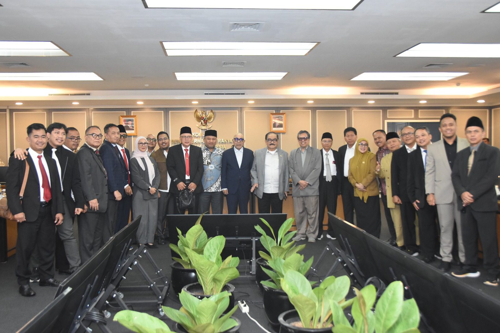 Wakil Ketua Komisi XIII DPR RI, Sugiat Santoso, dalam foto bersama usai menerima audiensi dari Yayasan Pesantren Indonesia, Senin (14/7/2025). Foto: Runi/vel.