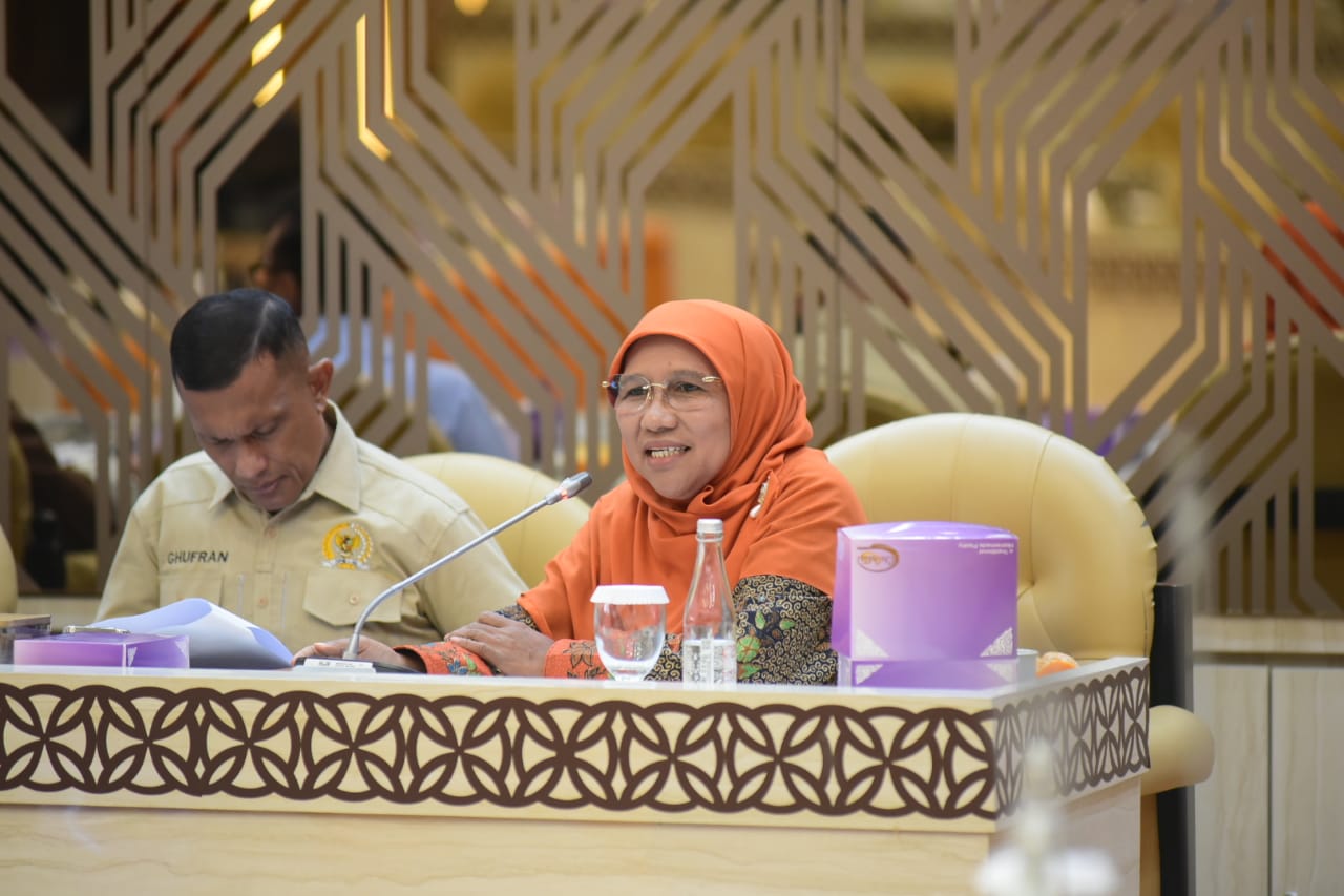 Anggota Komisi V DPR RI Saadiah Uluputty saat Rapat Kerja Komisi V DPR RI bersama Menteri Desa, Pembangunan Daerah Tertinggal, dan Transmigrasi, Senin (30/6/2025). Foto: Oji/vel.