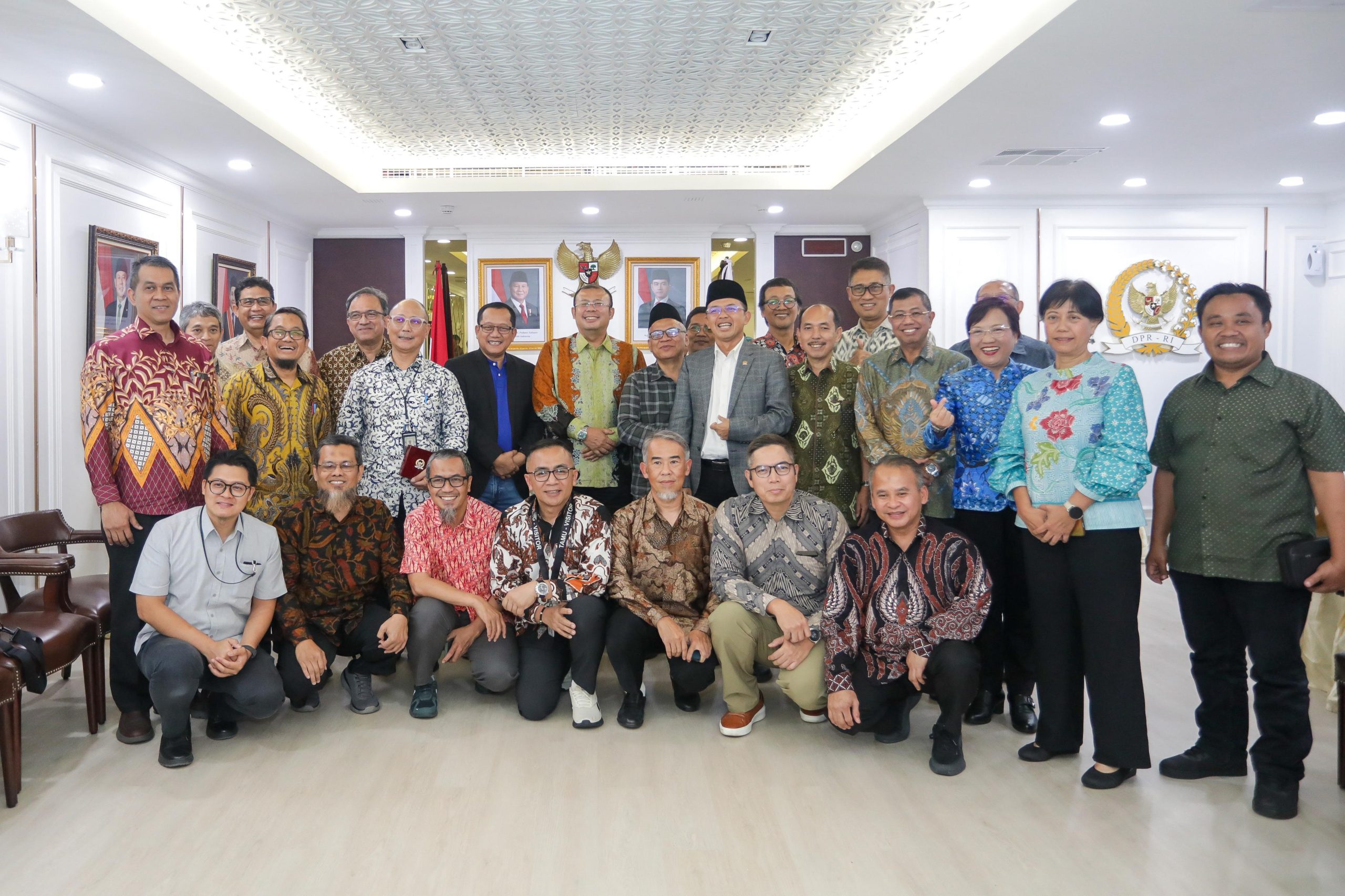 Wakil Ketua DPR RI Cucun Ahmad Syamsurijal, dalam foto bersama usai FGD bersama SMK Mitra Industri Bekasi dan Toyota Motor Manufacturing Indonesia (TMMIN) di Nusantara III, Senayan, Jakarta, Rabu (16/7/2025). Foto: Tonda/vel.