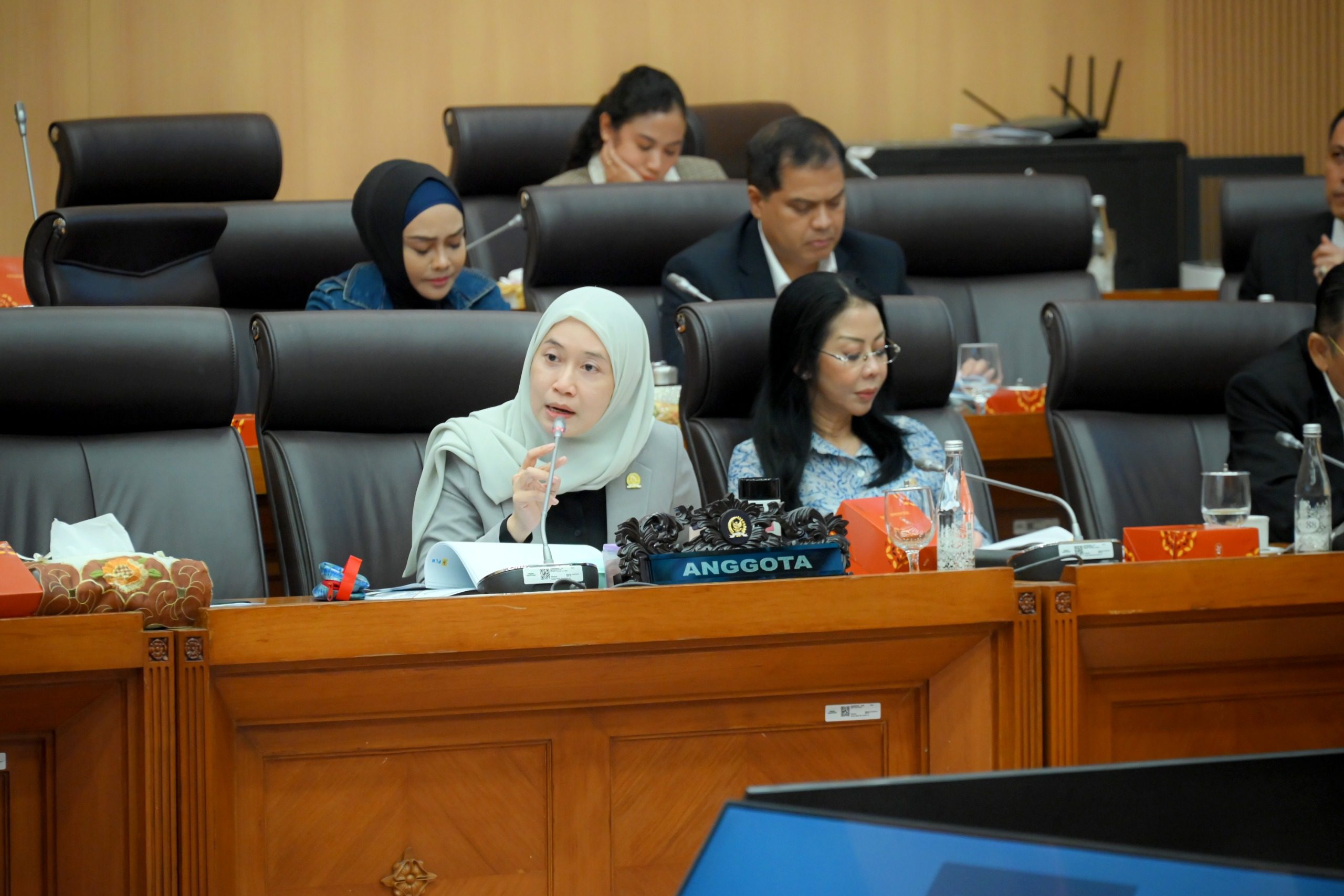 Anggota Komisi XII DPR RI Dewi Yustiana saat RDP Komisi XII dengan Dirjen Ketenagalistrikan Kementerian ESDM dan Dirut PT. PLN di Gedung Nusantara I, Senayan, Jakarta, Senin (30/06/2025). Foto: Mentari/vel.