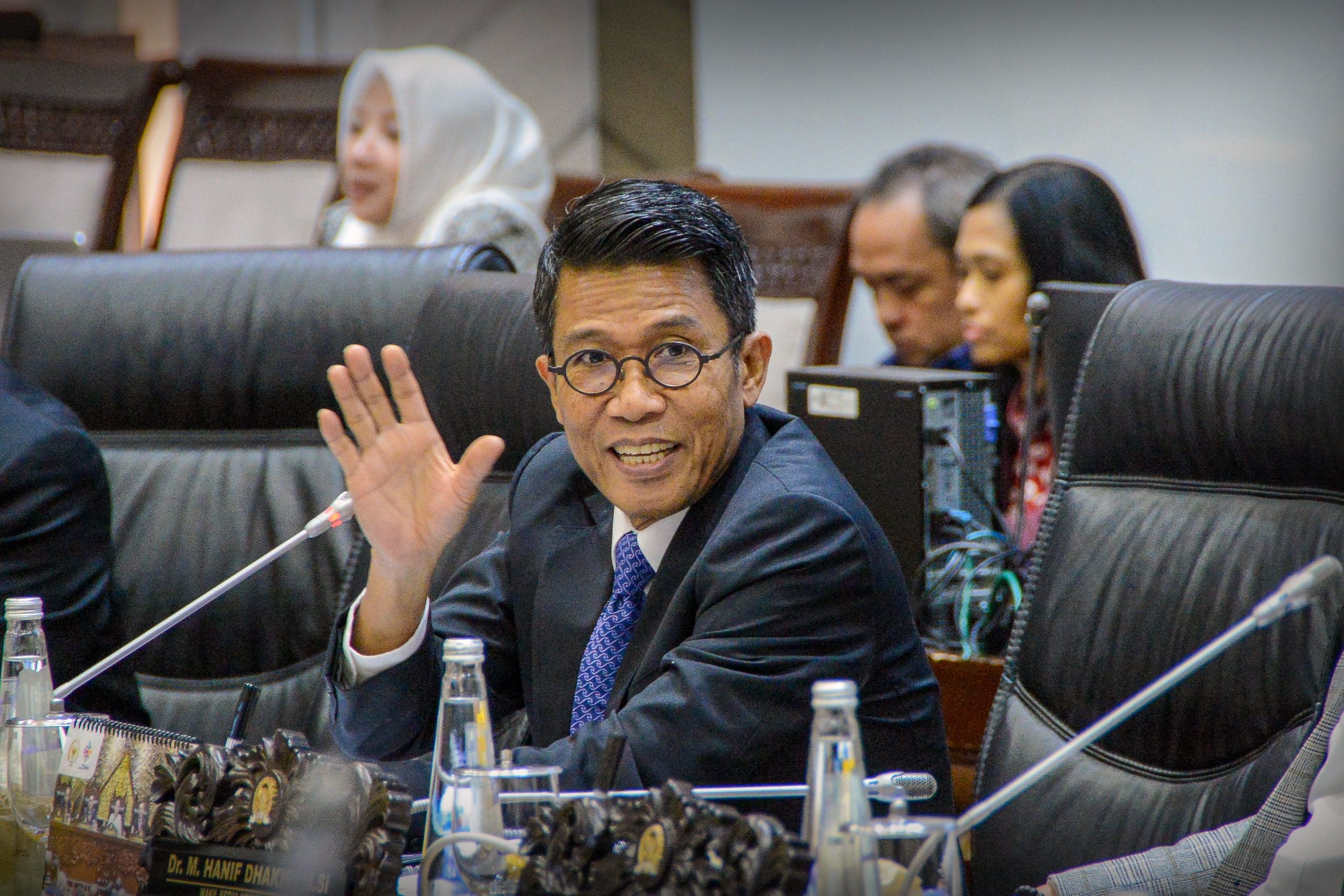 Ketua Komisi XI DPR, Misbakhun, saat memimpin rapat di Gedung DPR, Senayan, Jakarta, Selasa (1/7/2025). Foto: Mario/vel.