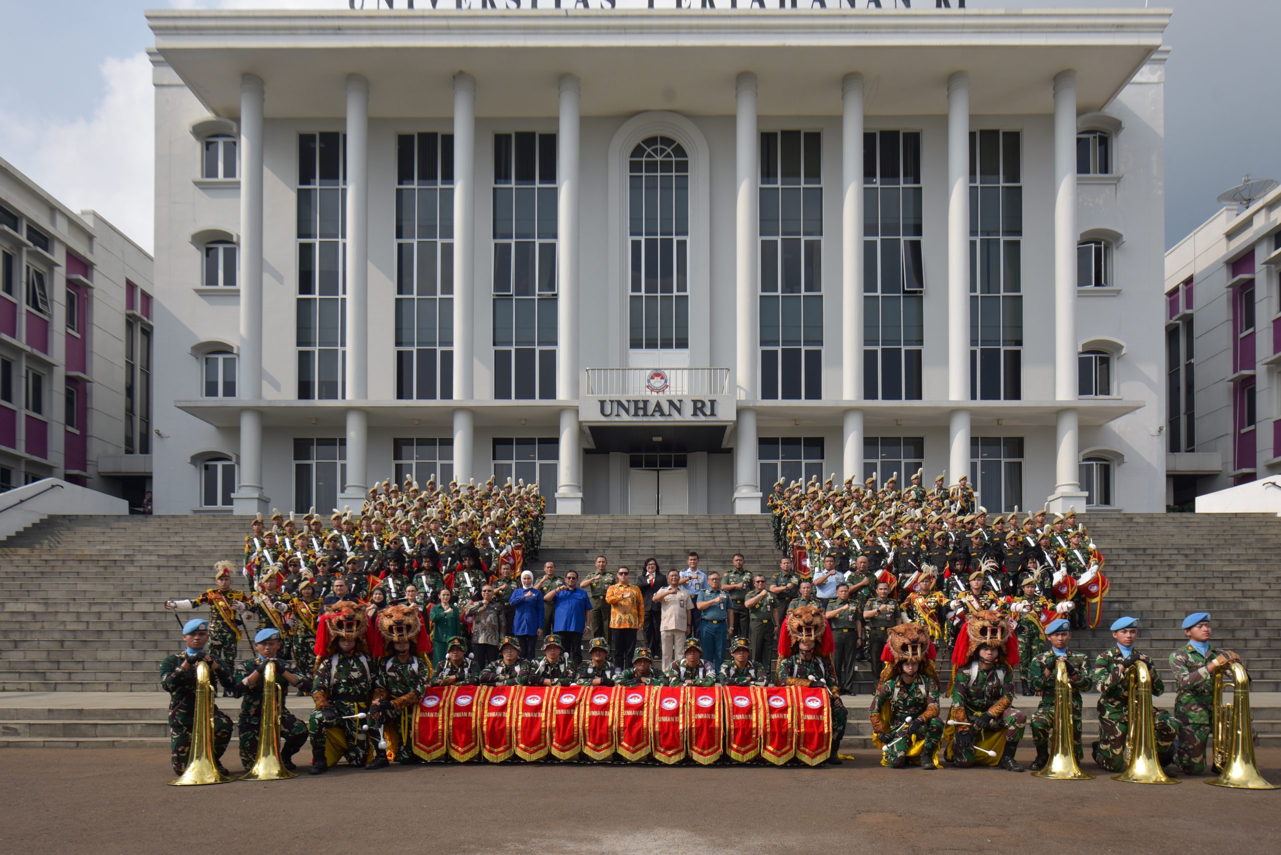 Tim Kunjungan Spesifik Komisi I DPR RI dipimpin Wakil Ketua Komisi I DPR RI Dave Akbarshah Fikarno Laksonodalam foto bersama saat kunjungan ke Kampus Unhan di Sentul, Bogor. Foto: Eno/vel.