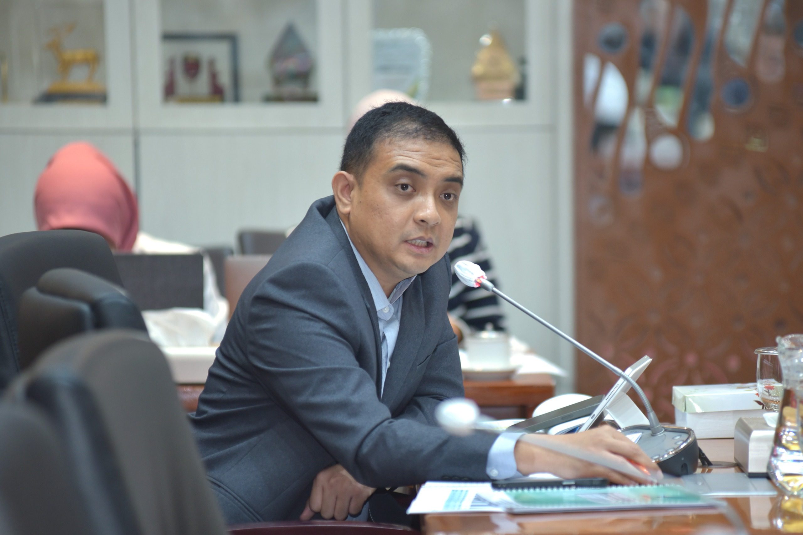 Anggota Komisi IX DPR RI Ade Rezki Pratama saat saat Raker Dan RDP dengan Menkes, Menteri Kependudukan dan Keluarga, Kepala BPOM dan Kepala Badan Gizi Nasional di Gedung Nusantara I, Senayan, Jakarta, Selasa (1/7/2025). Foto: Geraldi/vel.