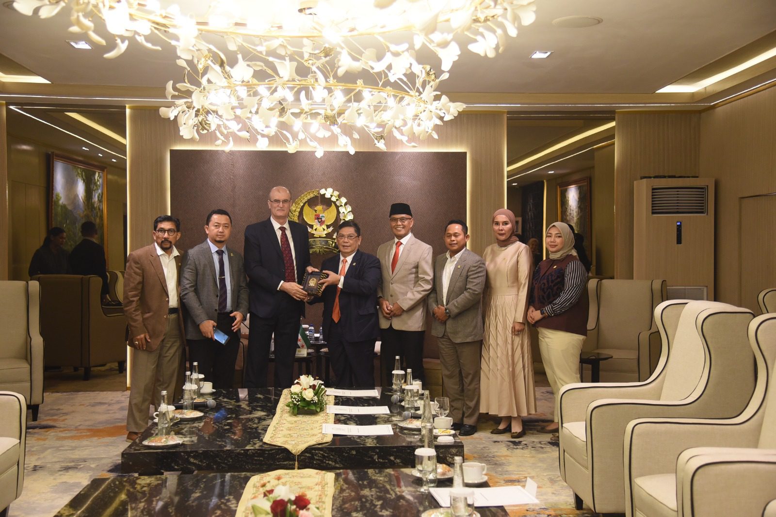 Ketua Komisi I DPR RI, Utut Adianto, saat bertukar cinderamata usai menerima kunjungan Duta Besar Suriah untuk Indonesia, (H.E) Abdul Monem Annan. Foto: Arief/vel.