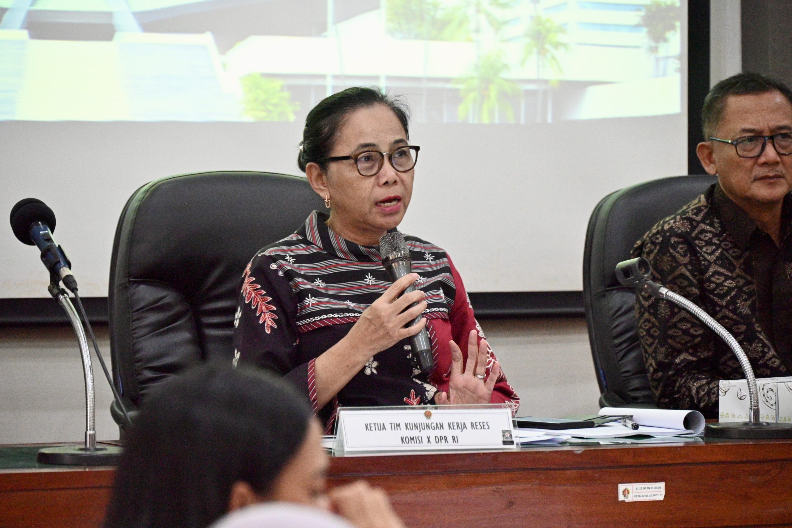 Wakil Ketua Komisi X MY Esti Wijayanti saat memimpin pertemuan Tim Kunjungan Kerja Komisi X DPR RI di Provinsi DIY, Jumat (27/7/2025). Foto: Bianca/vel.