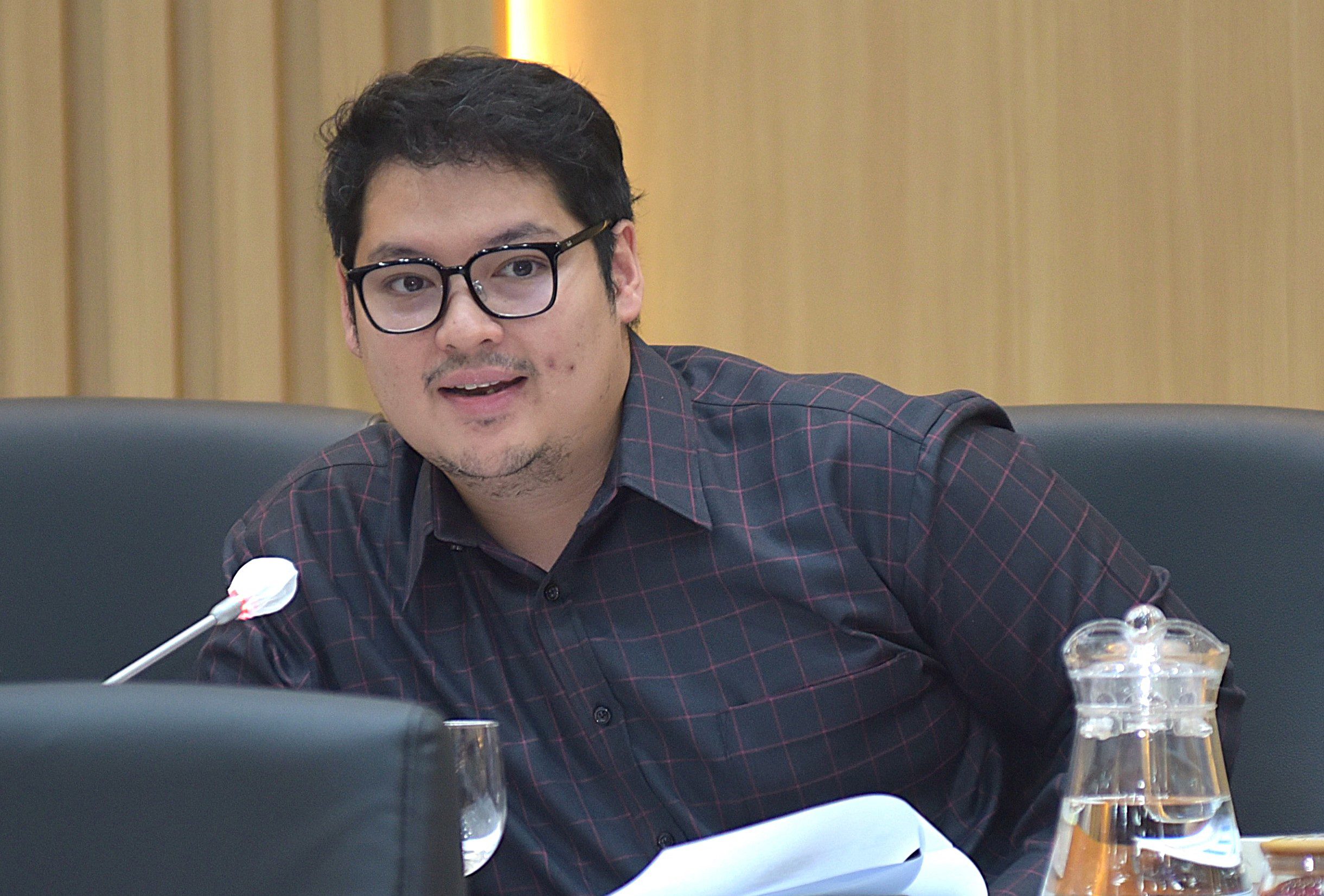 Anggota Komisi IX DPR RI, Ravindra Airlangga saat Raker dengan Menteri Kesehatan, Menteri Kependudukan dan Pembangunan Keluarga dan Kepala POM dan Kepala Badan Gizi Nasional di Gedung DPR, Senayan, Jakarta, Selasa (1/7/2025). Foto : Geraldi/Andri.