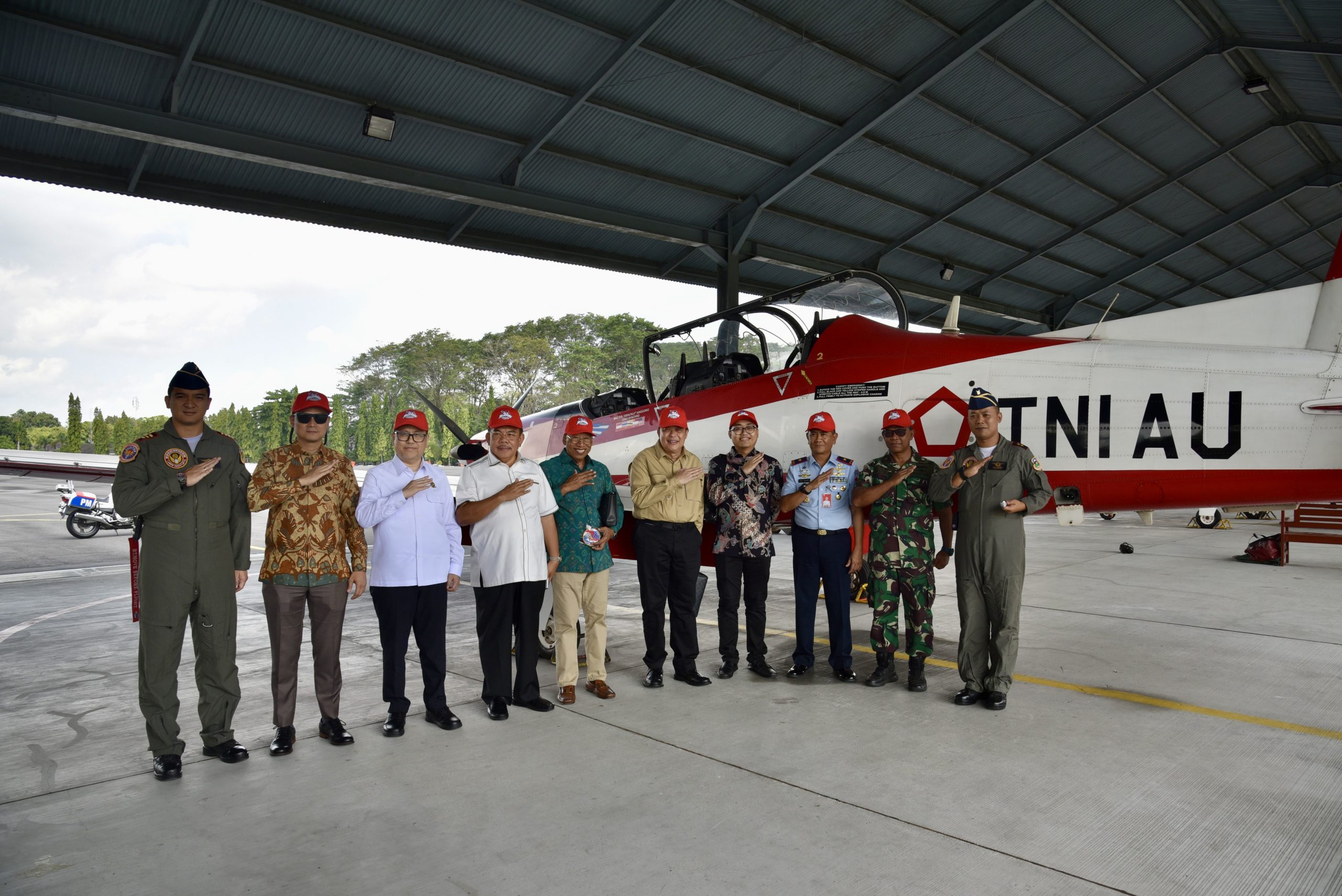 Anggota Pansus RUU Pengelolaan Ruang Udara, Muhammad Hilman Mufidi, dalam foto bersama usai Kunjungan Kerja ke Kantor AirNav Indonesia Cabang Yogyakarta, Sleman, DIY, Senin (14/7/2025). Foto: Eki/vel.