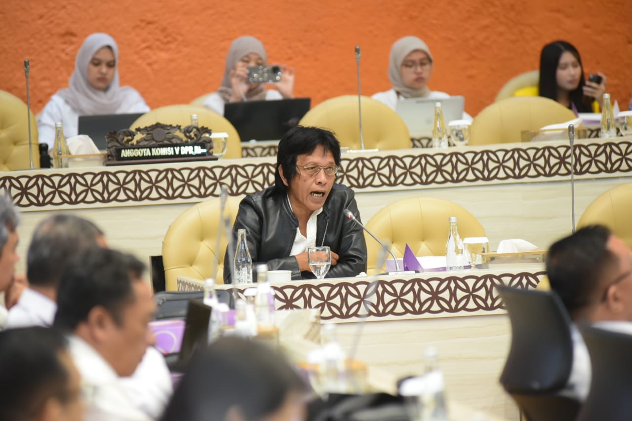 Anggota Komisi V DPR RI Adian Napitupulu saat rapat dengan Menteri Transmigrasi di Ruang Rapat Komisi V, Gedung DPR, Jakarta, Senin (30/6/2025). Foto: Oji/vel.
