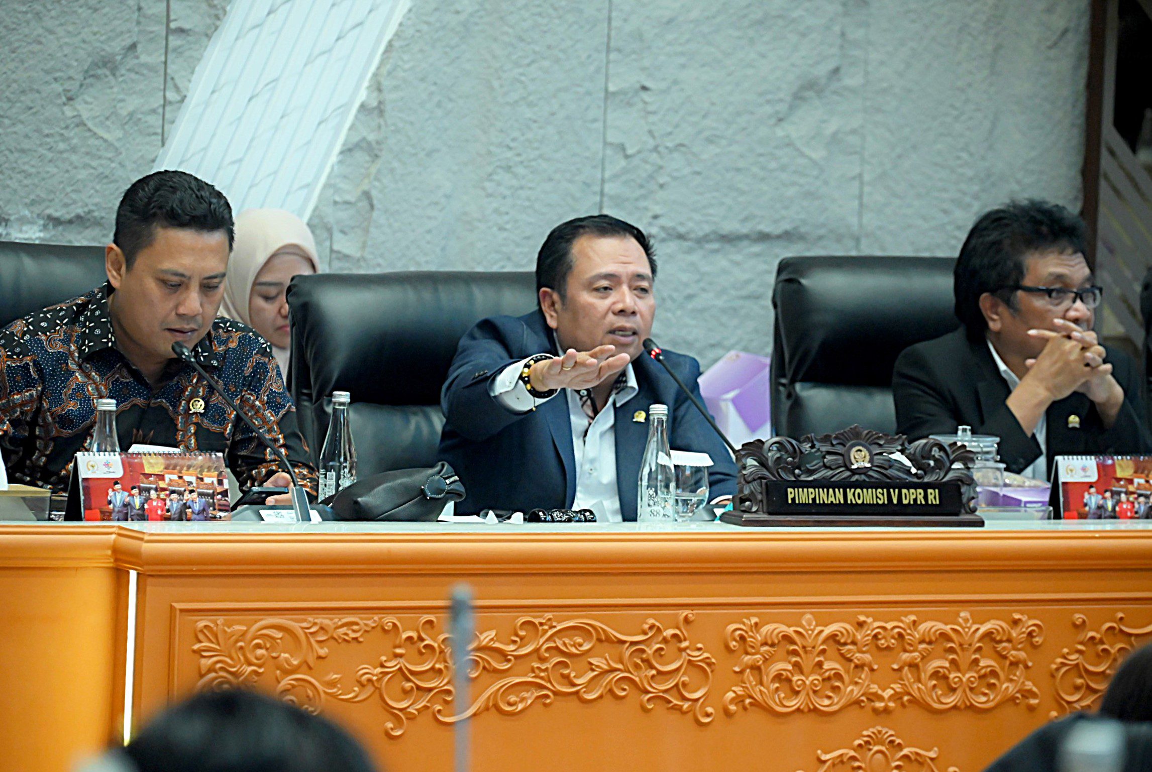 Ketua Komisi V DPR Lasarus dalam rapat kerja dengan Menteri Pekerjaan Umum di Gedung DPR, Rabu (9/7/2025). Foto : Tari/Andri.