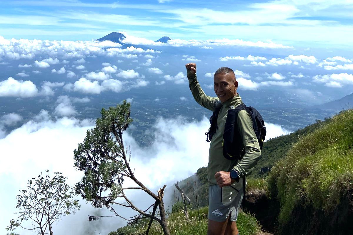 Anggota Komisi VII DPR RI Yoyok Riyo Sudibyo saat mendaki gunung, menegaskan pentingnya evaluasi pengawasan pada wisata ekstrem di Indonesia. Foto: Ist/vel.