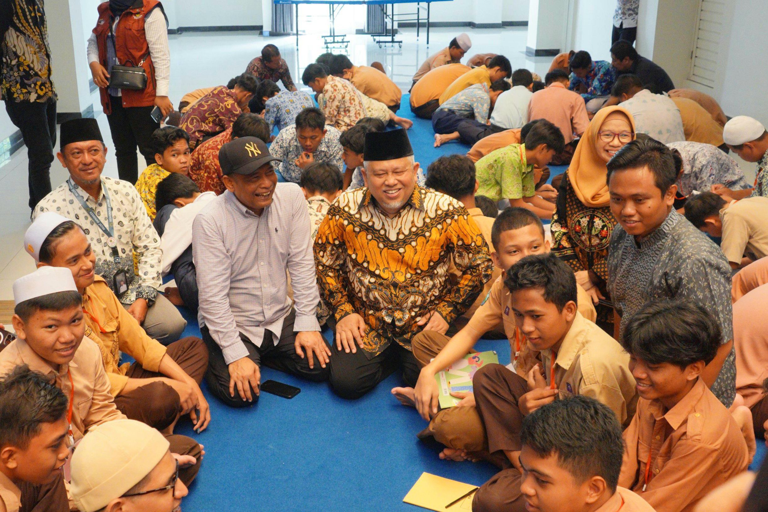 Wakil Ketua Komisi VIII DPR RI H. Ansory Siregar saat meninjau pelaksanaan program Sekolah Rakyat di Universitas Negeri Surabaya (UNESA), Provinsi Jawa Timur, Jumat (25/7/2025). Foto: Hanum/vel.