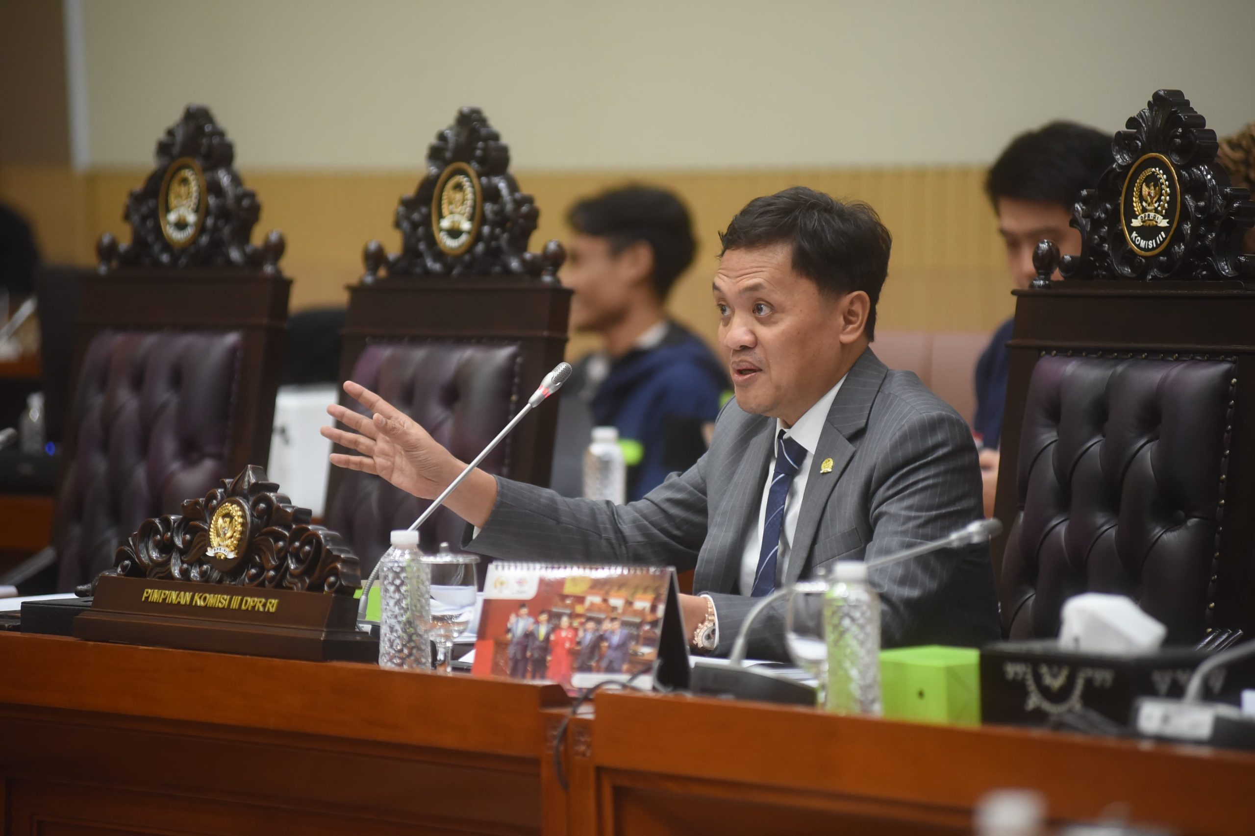 Ketua Komisi III DPR RI, Habiburokhman, saat memimpin jalannya rapat panja di Nusantara II, Kompleks Parlemen Senayan, Jakarta, Rabu (9/7/2025). Foto: Dep/vel.