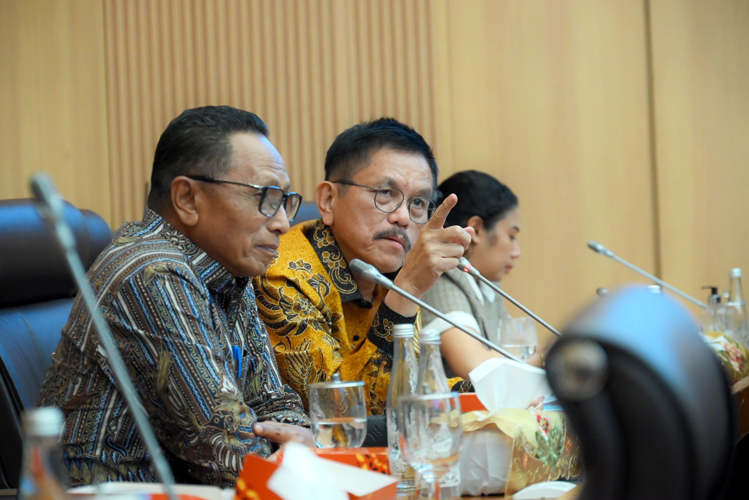 Anggota Komisi XII DPR RI Ramson Siagian saat Rapat Dengar Pendapat Komisi XII DPR RI bersama Dirjen Migas Kementerian ESDM, Kepala SKK Migas, BPH Migas, dan Direktur Utama Pertamina, di Ruang Rapat Komisi XII, Senin (30/6/2025). Foto: Mentari/vel.