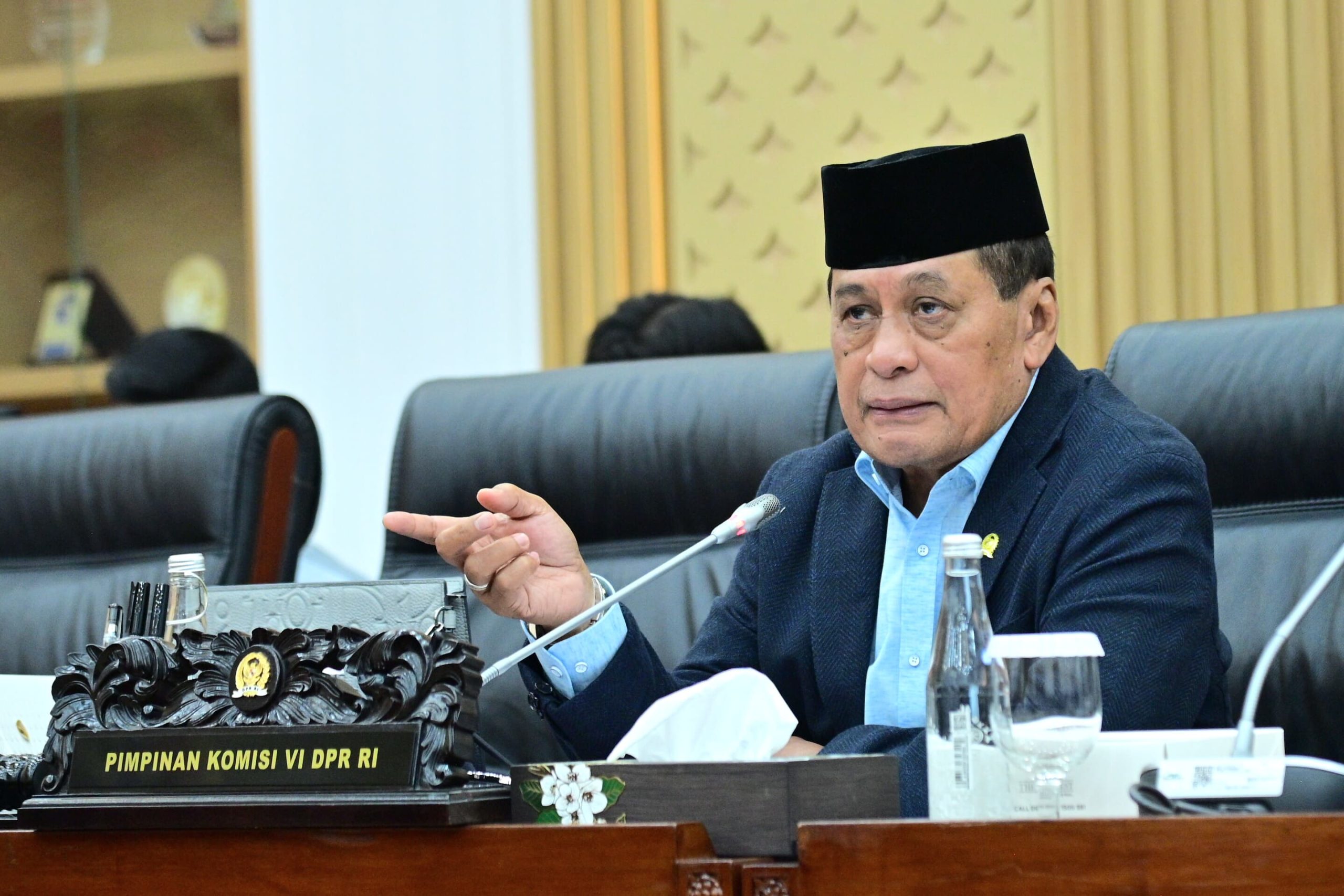 Wakil Ketua Komisi VI DPR RI Nurdin Halid saat RDPU saat memimpin dengan Pengurus Pusat Persatuan Pos Indonesia, Perkumpulan Pensiunan Jiwasraya dan Paguyuban Pensiunan PT Pertani, Senin (30/5/2025). Foto: Farhan/vel.