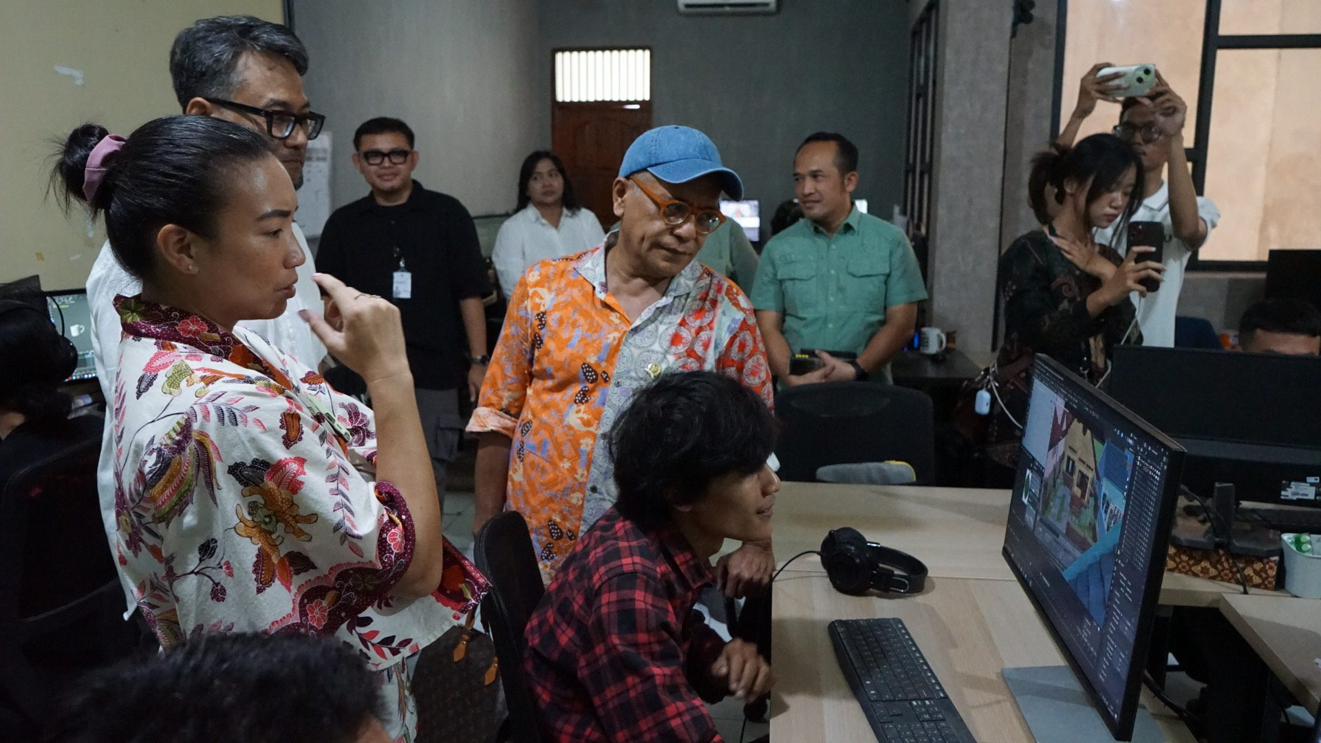 Wakil Ketua Komisi VII DPR RI, Rahayu Saraswati, bersama tim saat kunjungan kerja reses ke Studio Animasi Manimonki di Surakarta, Jawa Tengah, Sabtu (26/7/2025). Foto: Ubed/vel.