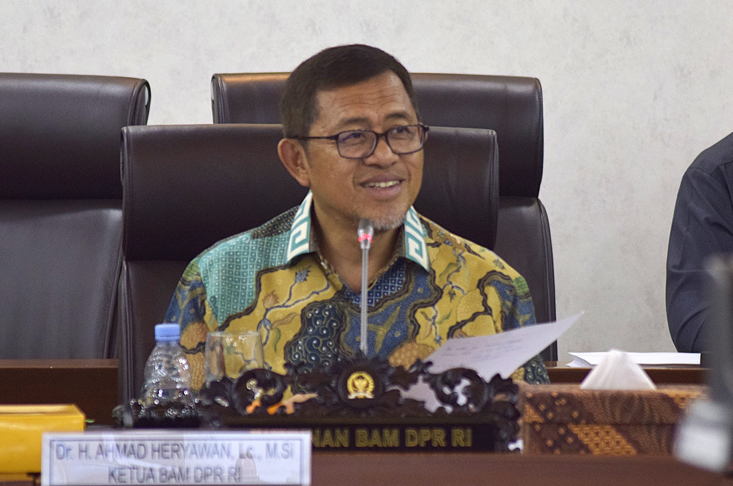 Ketua BAM DPR RI Ahmad Heryawan saat RDPU dengan Koperasi Produsen Mekar Sakti Jaya, Forum Masyarakat Korban Tata Kelola Hutan-Pertanahan Riau, dan YLBH Cerdas Bangsa di Gedung Nusantara II, Senayan, Jakarta, Kamis (2/7/2025). Foto : Ata/Andri.