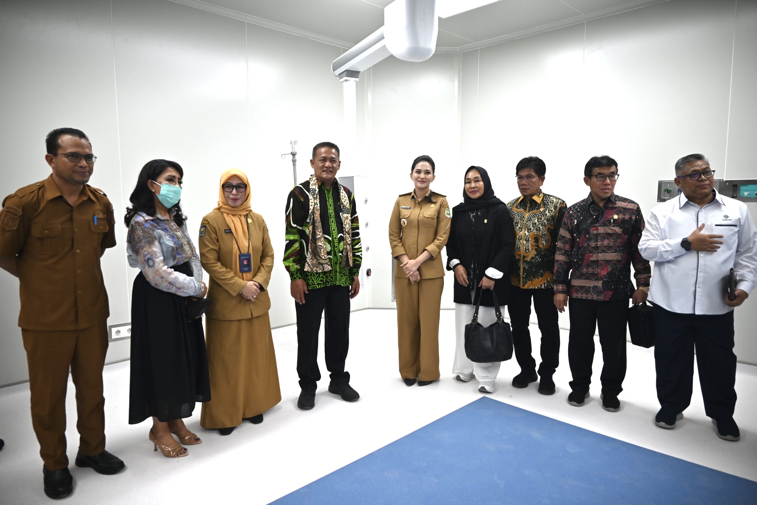 Anggota Komisi IX DPR RI, Obon Tabroni saat melihat langsung Pembangunan Gedung Jantung m di RSUD Chasan Boesoerie, Ternate, Maluku Utara, Senin (11/8/2025). Foto : puntho/Andri.