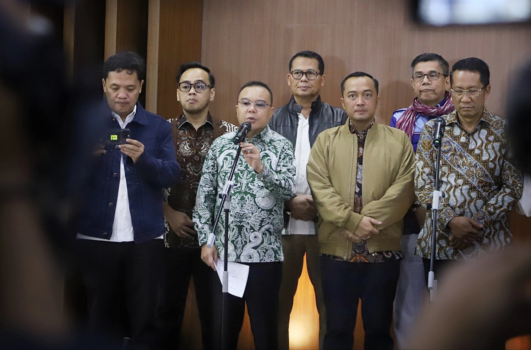 Konferensi Pers Waka DPR RI Korpolkam Sufmi Dasco Ahmad didampingi Pimpinan Fraksi DPR RI, Pimpinan Komisi III DPR RI, dengan Mensesneg dan Menkumham. Foto: Elvis/kwp.
