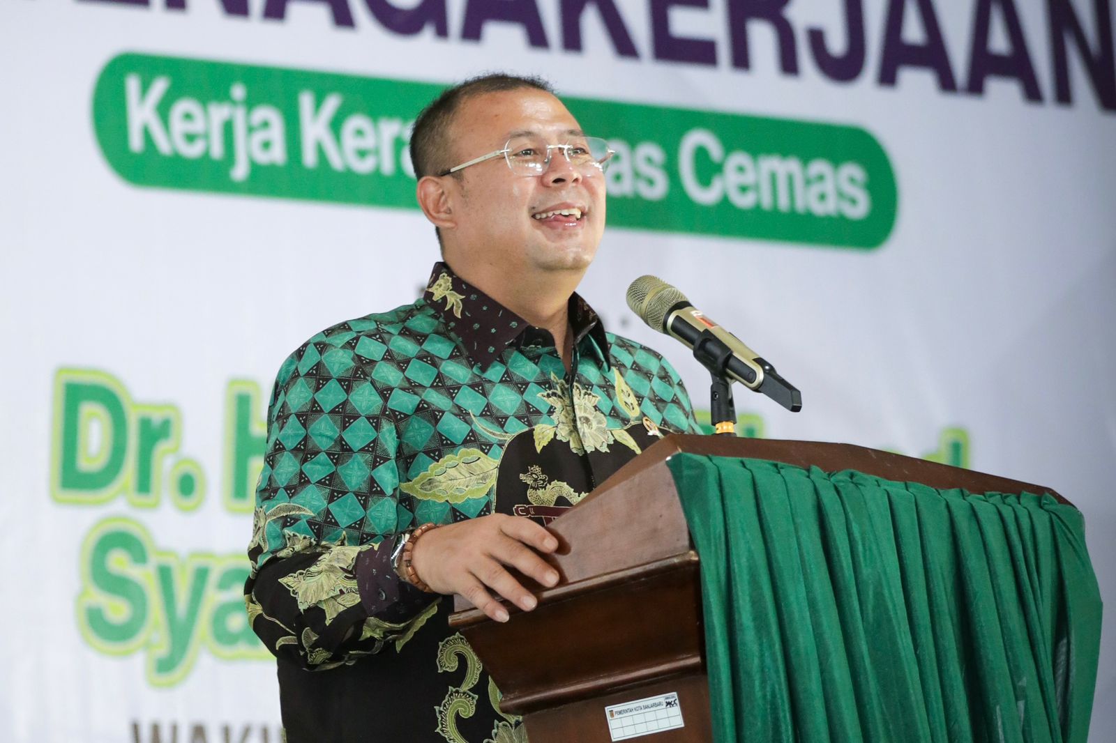 Wakil Ketua DPR RI, Cucun Ahmad Syamsurijal saat melakukan kegiatan sosialisasi BPJS Ketenagakerjaan dengan tema "Kerja Keras Bebas Cemas" di Balai Leo Lang, Kota Banjarmasin, Kalimantan Selatan, Senin (8/11/2025). Foto : Tonda/Andri.