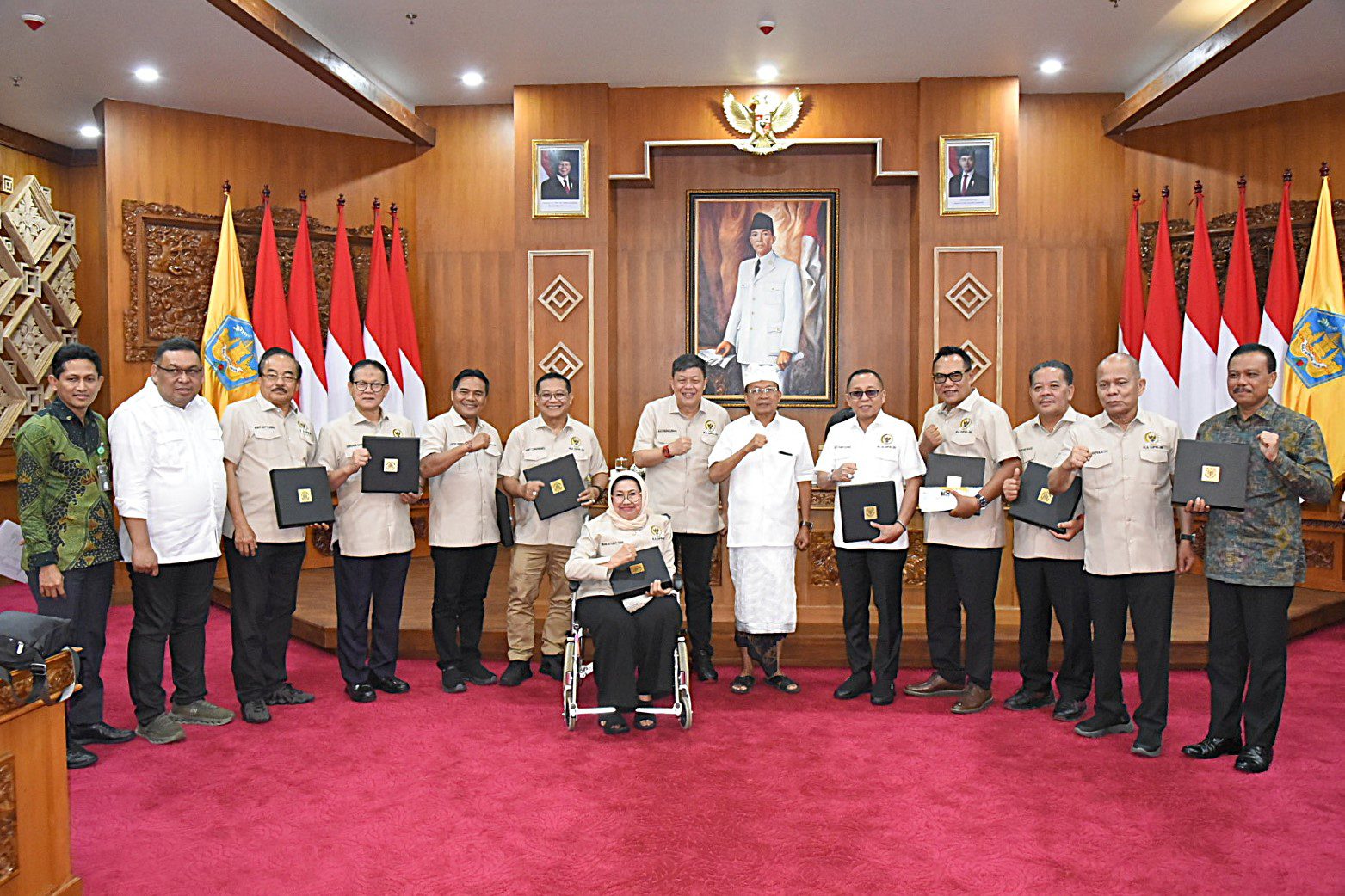 Wakil Ketua Komisi IV DPR RI Alex Indra Lukman foto bersama usai memimpin kunjungan kerja reses Komisi IV DPR RI di Denpasar, Provinsi Bali, Senin (4/8/2025). Foto : Chasbi/Andri,