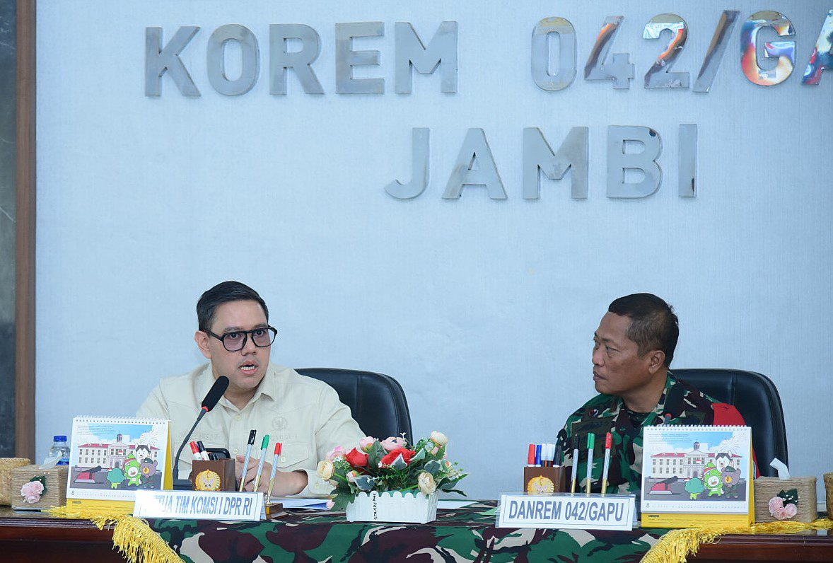Wakil Ketua Komisi I DPR RI Dave Akbarshah Fikarno Laksono saat RDP dengan jajaran Komando Resor Militer (KOREM) 042/Garuda Putih di Provinsi Jambi”, Senin (11/8/2025). Foto : Oji/Andri.