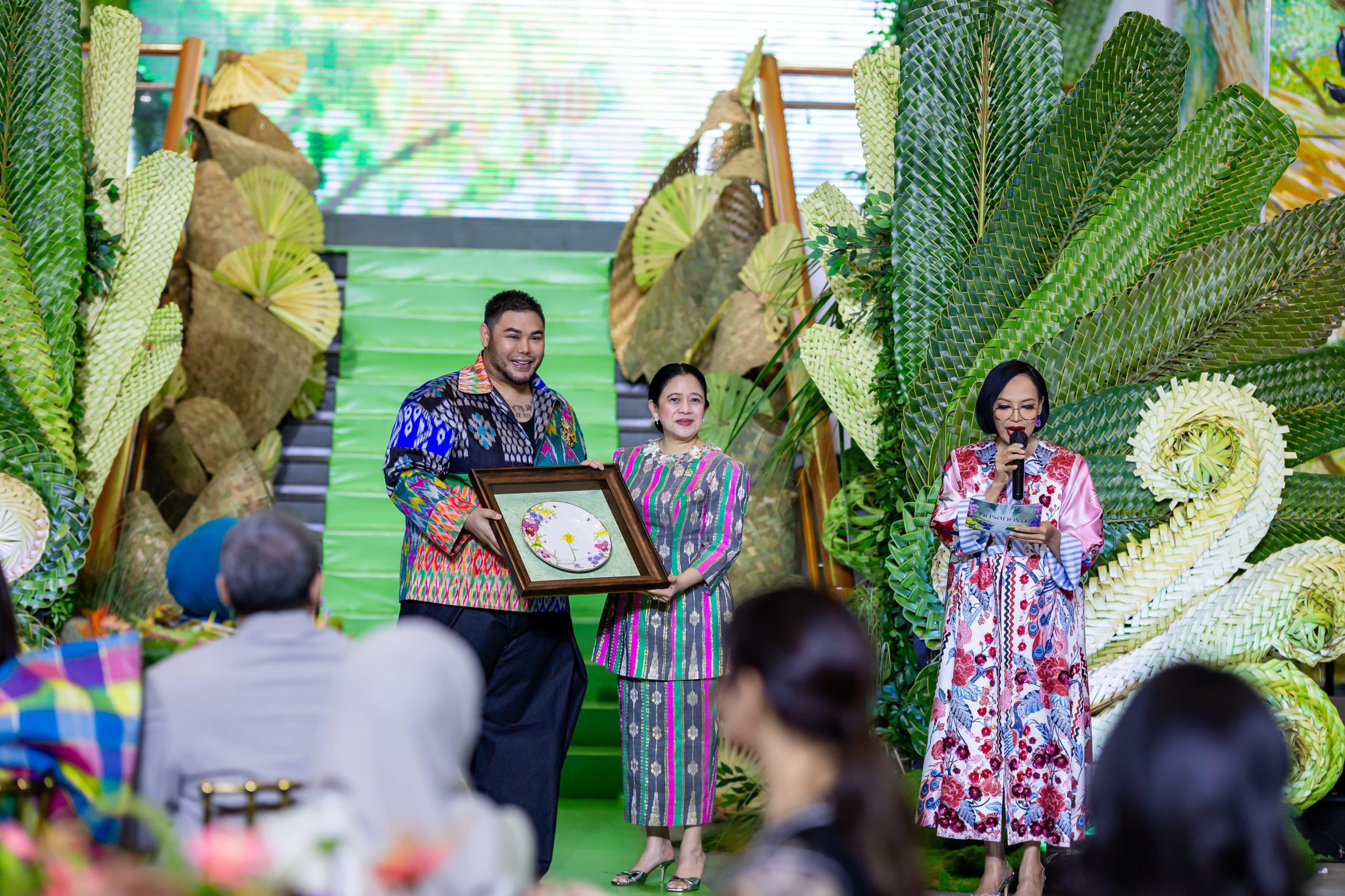 Ketua DPR RI, Puan Maharani menghadiri acara peluncuran NusaNova yang diinisiasi desainer ternama, Ivan Gunawan di Plaza Indonesia, Jakarta, Selasa (5/8/2025). Foto: Ist/vel.