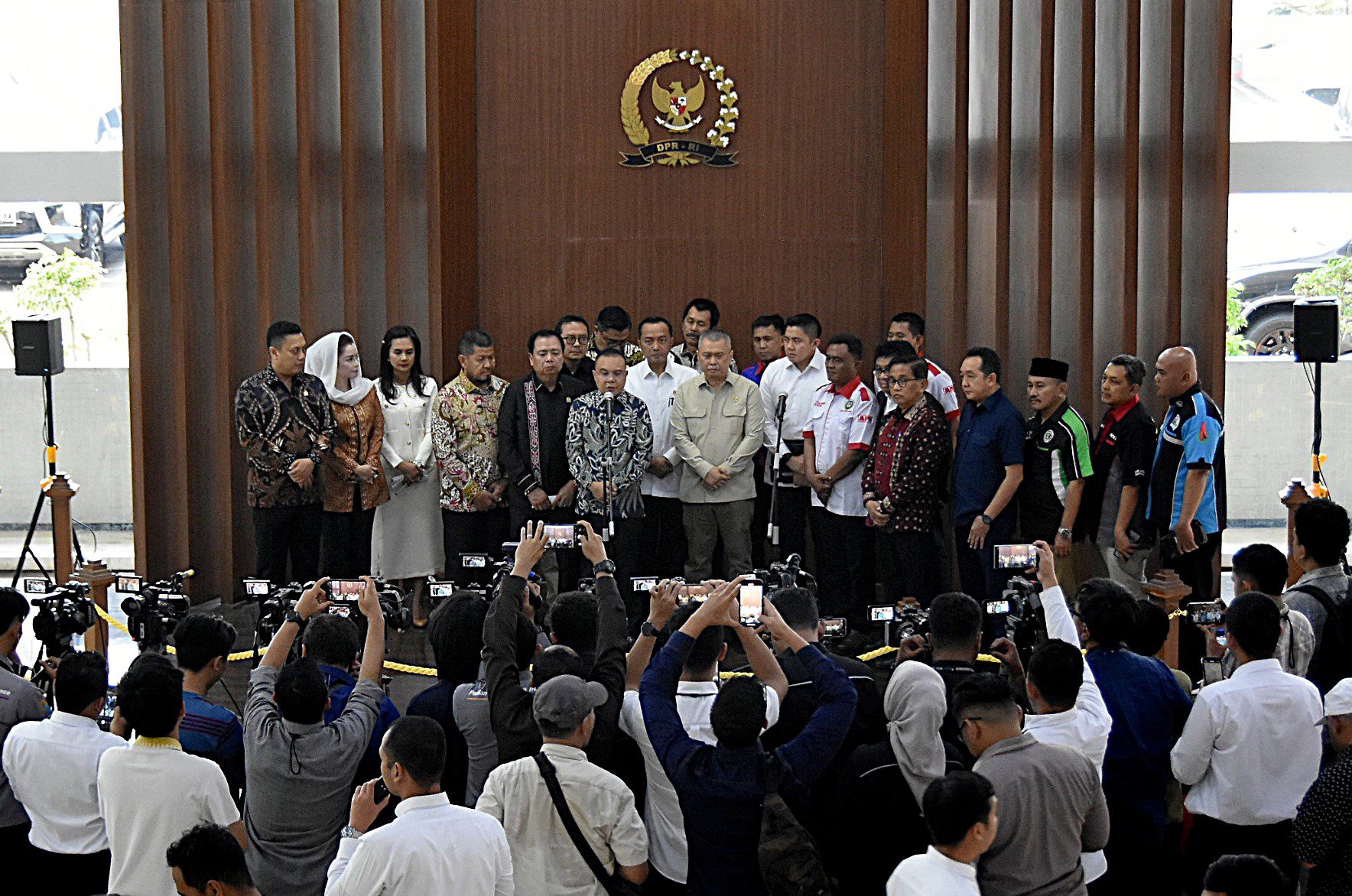 DPR bersama pemerintah dan Asosiasi Pengemudi Logistik Nusantara yang dipimpin Wakil Ketua DPR RI Sufmi Dasco Ahmad, sepakat membentuk tim bersama untuk merumuskan kebijakan Zero ODOL di DPR, Senayan, Jakarta, Senin (4/8/2025). Foto : Runi/Andri.