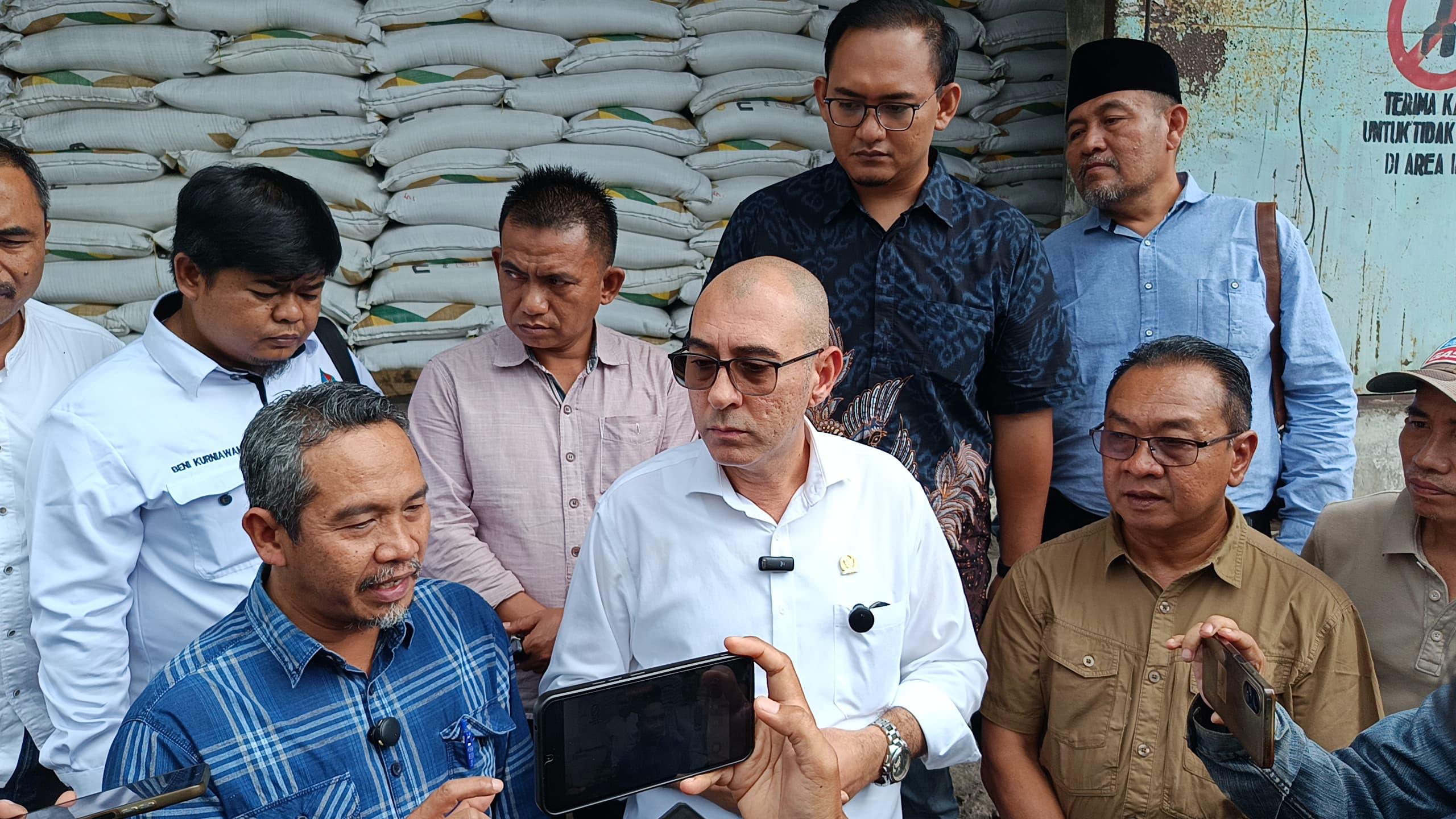 Anggota Komisi VI DPR RI Nasim Khan saat meninjau gudang pabrik gula di Pabrik Gula (PG) Prajekan, Bondowoso, Jawa Timur, Minggu (10/8/2025). Foto: Ist/vel.