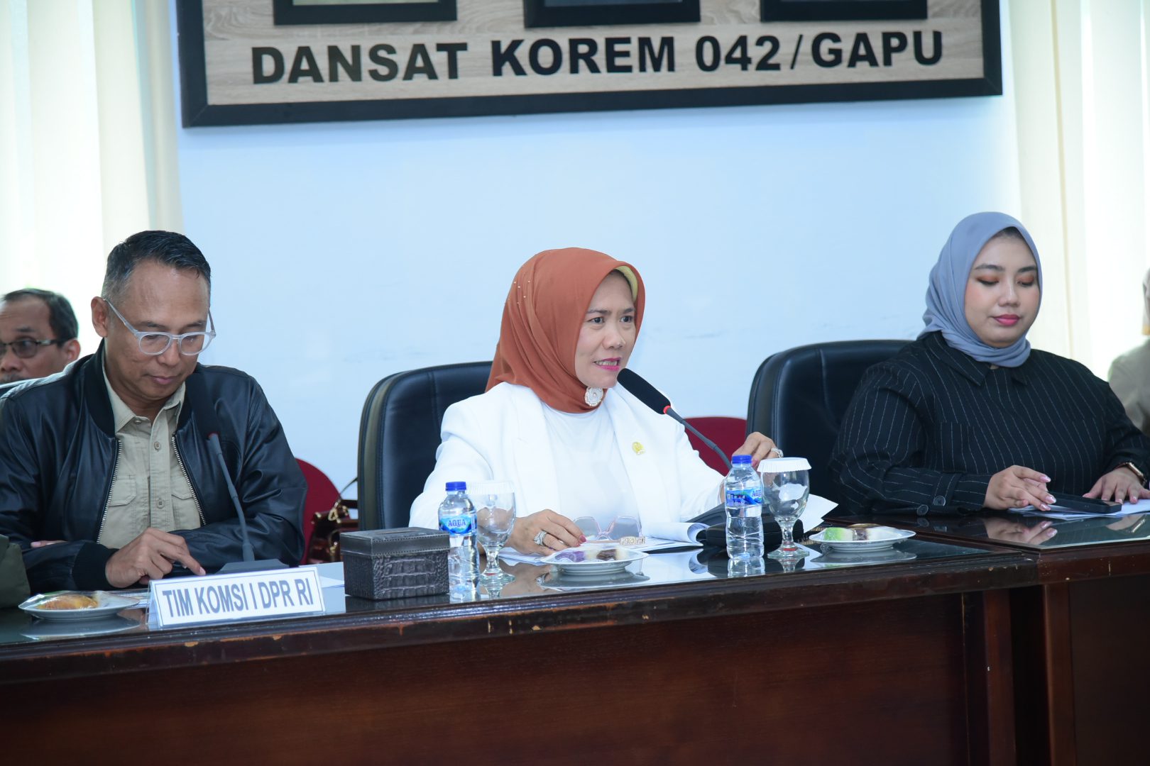Anggota Komisi I DPR RI Elita Budiati saat melakukan Rapat Dengar Pendapat (RDP) Tim Kunjungan Kerja Reses Komisi I DPR RI dengan Danrem 042/Garuda Putih dan jajarannya, Senin (11/8/2025). Foto : Oji/Andri.
