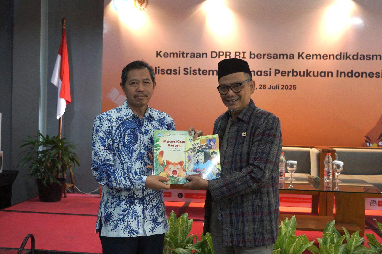 Anggota Komisi X DPR RI Abdul Fikri Faqih (kanan) usai sosialisasi Sistem Informasi Perbukuan Indonesia (SIBI) di Kota Tegal, Jawa Tengah. Foto: Ist/vel.