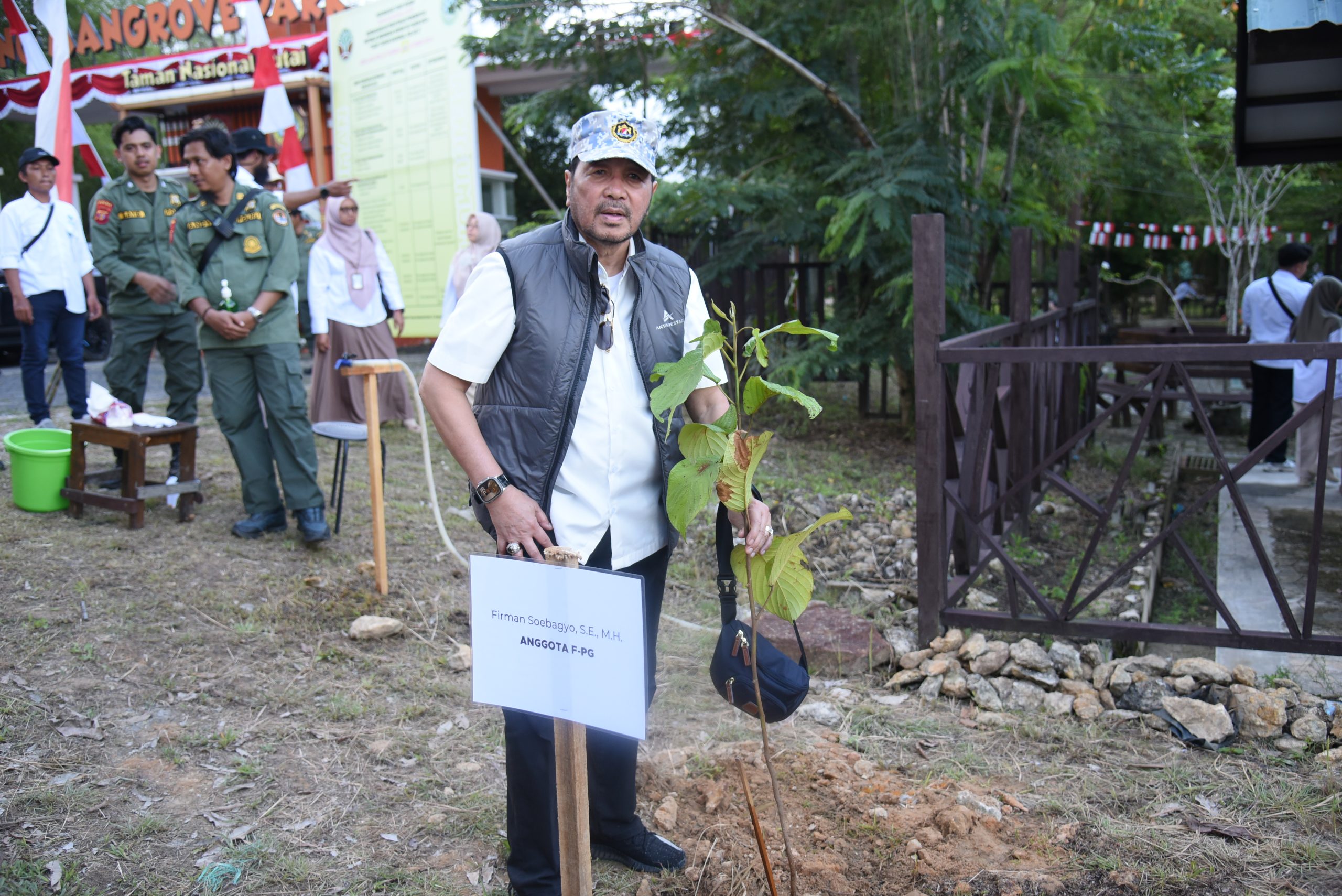 Anggota Komisi IV DPR RI, Firman Soebagyo saat mengikuti Kunjungan Kerja Reses Komisi IV DPR RI ke Bontang Mangrove Park, Kota Bontang, Kalimantan Timur, Senin (11/8/2025). Foto : Icha/Andri.