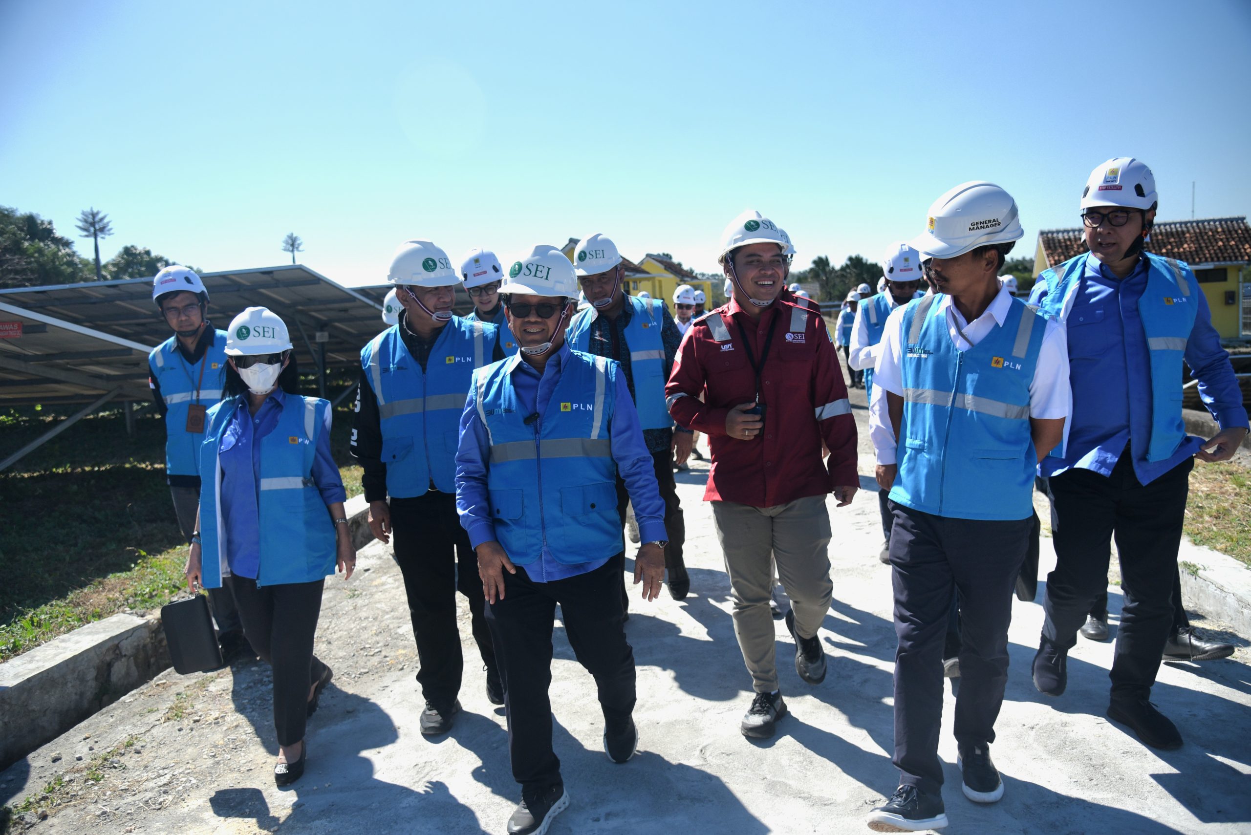 Wakil Ketua Komisi XII DPR RI, Sugeng Suparwoto saat memimpin kunjungan kerja reses ke Pembangkit Listrik Tenaga Surya (PLTS) Oelpuah, Kupang, Nusa Tenggara Timur, Senin (11/8/2025). Foto : Estu/Andri.