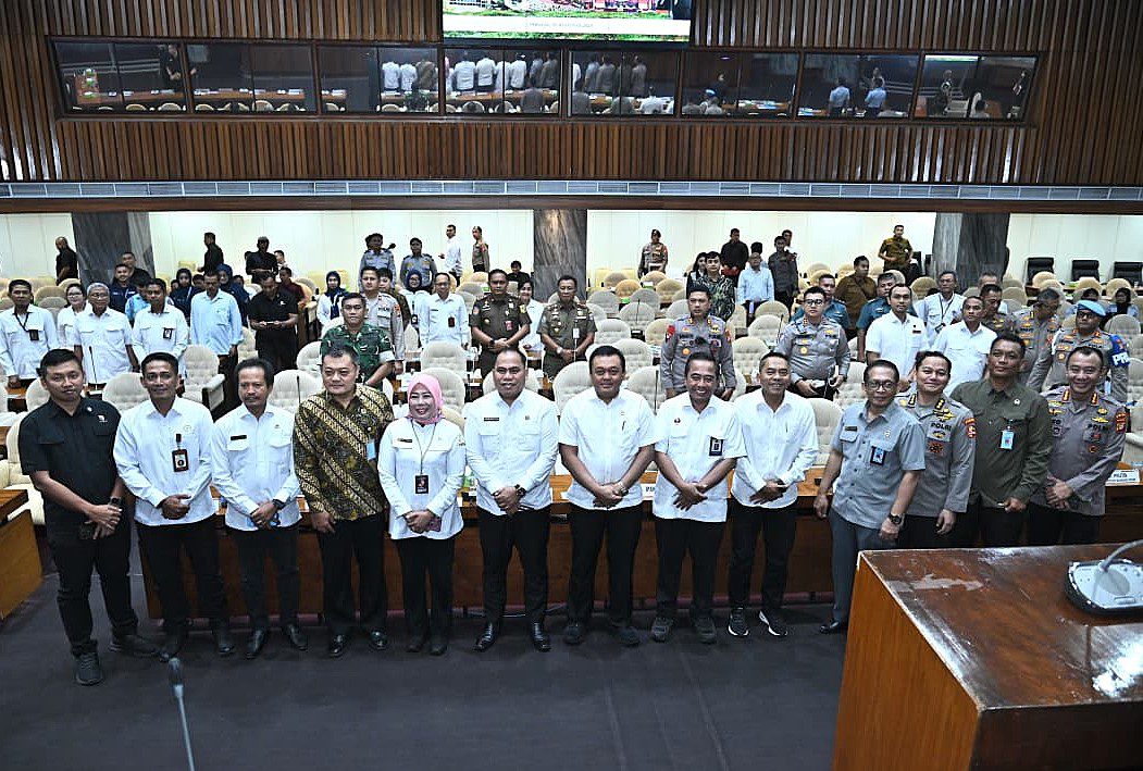 Plt. Deputi Bidang Administrasi Setjen DPR RI, Rudi Rochmansyah foto bersama usai menghadiri rapat koordinasi pengamanan lintas lembaga, mulai dari TNI, Polri, hingga Badan Intelijen Negara (BIN) di DPR, akarta, Senin (11/8/2025). Foto : Farhan/Andri.