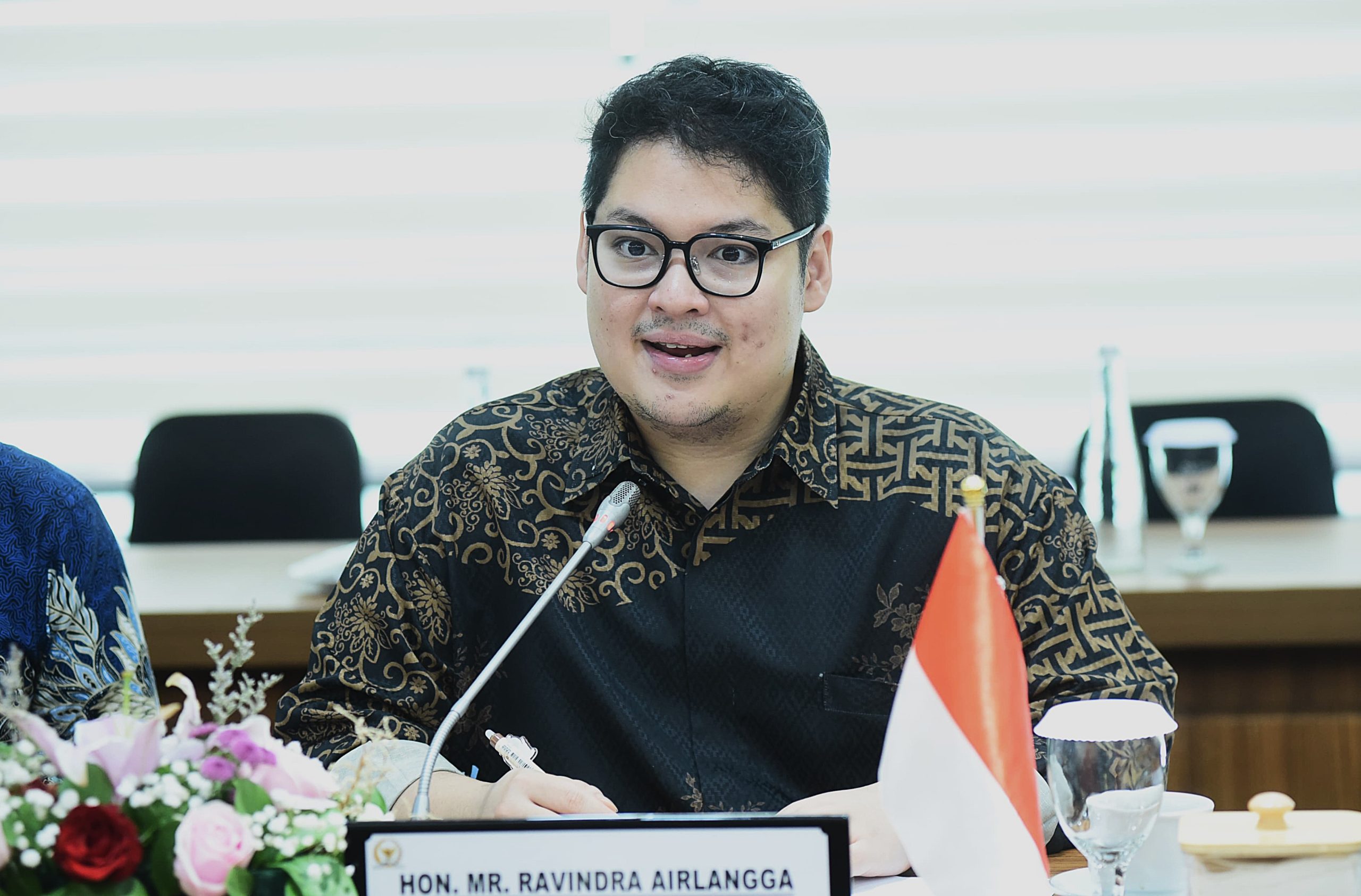 Wakil Ketua Badan Kerja Sama Antar Parlemen (BKSAP) DPR RI Ravindra Airlangga menerima kunjungan Parlemen Muda Malaysia di Ruang Diplomasi BKSAP, Gedung Nusantara III DPR RI, Senayan, Jakarta, Kamis (7/8/2025). Foto : Jaka/Andri.