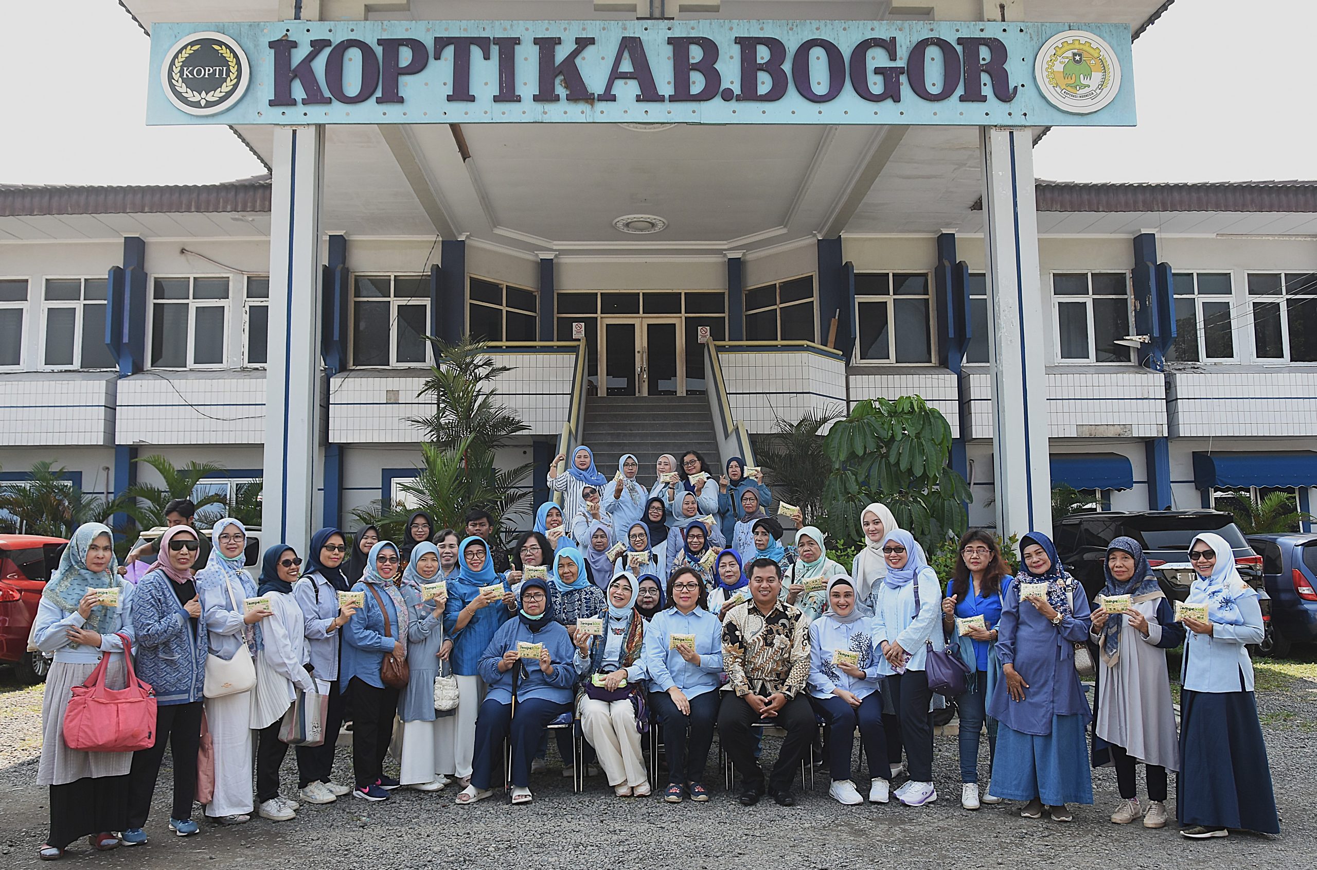 Ketua Bidang Sosial Budaya Dharma Wanita Persatuan (DWP) Sekretariat Jenderal DPR RI, Furcony Putri Syakura, bersama Anggota DWP melakukan kunjungan inspiratif ke Rumah Tempe di Bogor, Jawa Barat, Jumat, (01/08/2025). Foto : Runi/Andri.