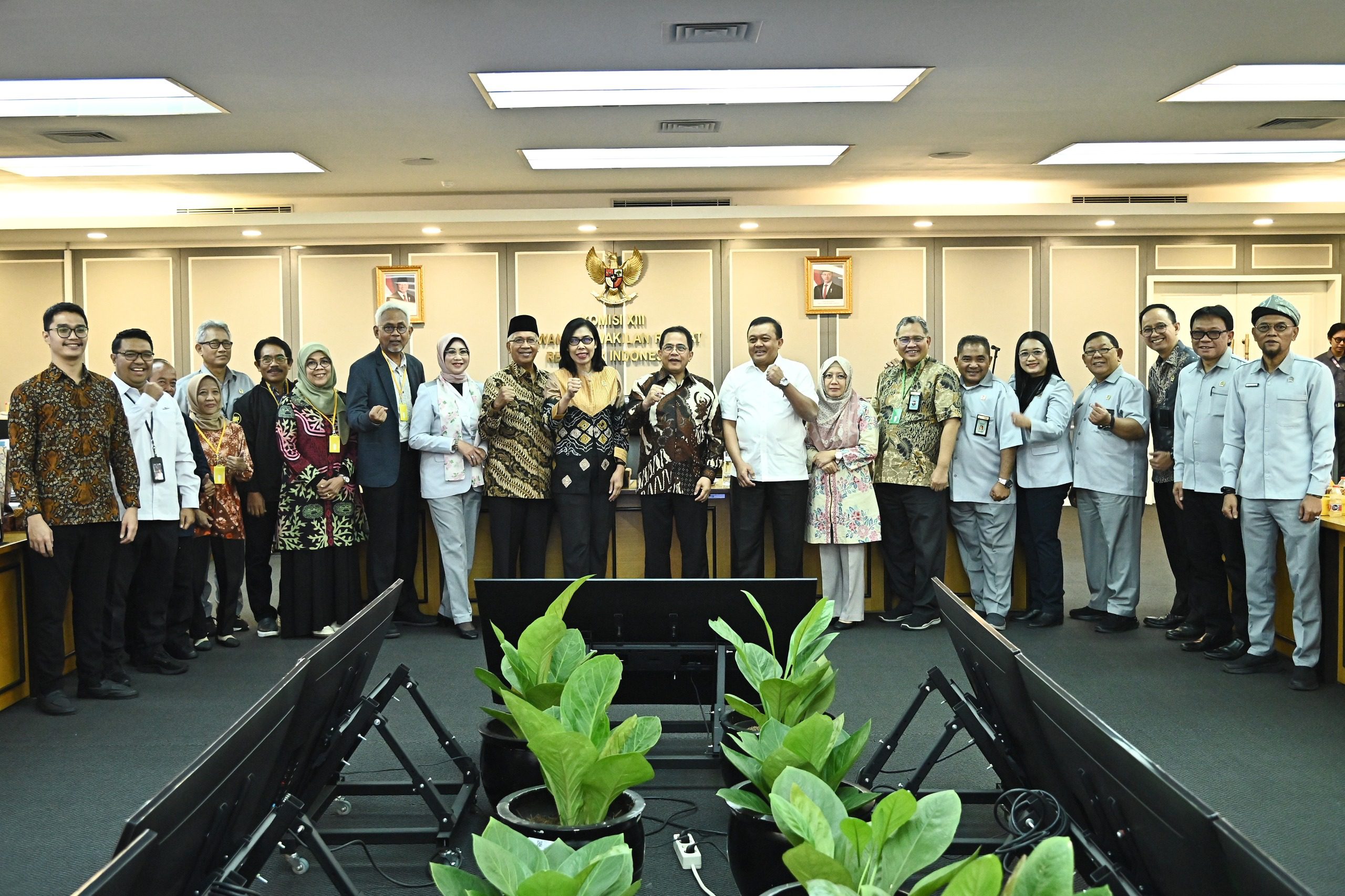 Sekjen DPR RI, Indra Iskandar usai pelepasan pegawai yang memasuki masa purna bakti oleh Sekjen DPR RI, di Senayan, Jakarta, Senin (4/8/2025). Foto : Farhan/Andri.