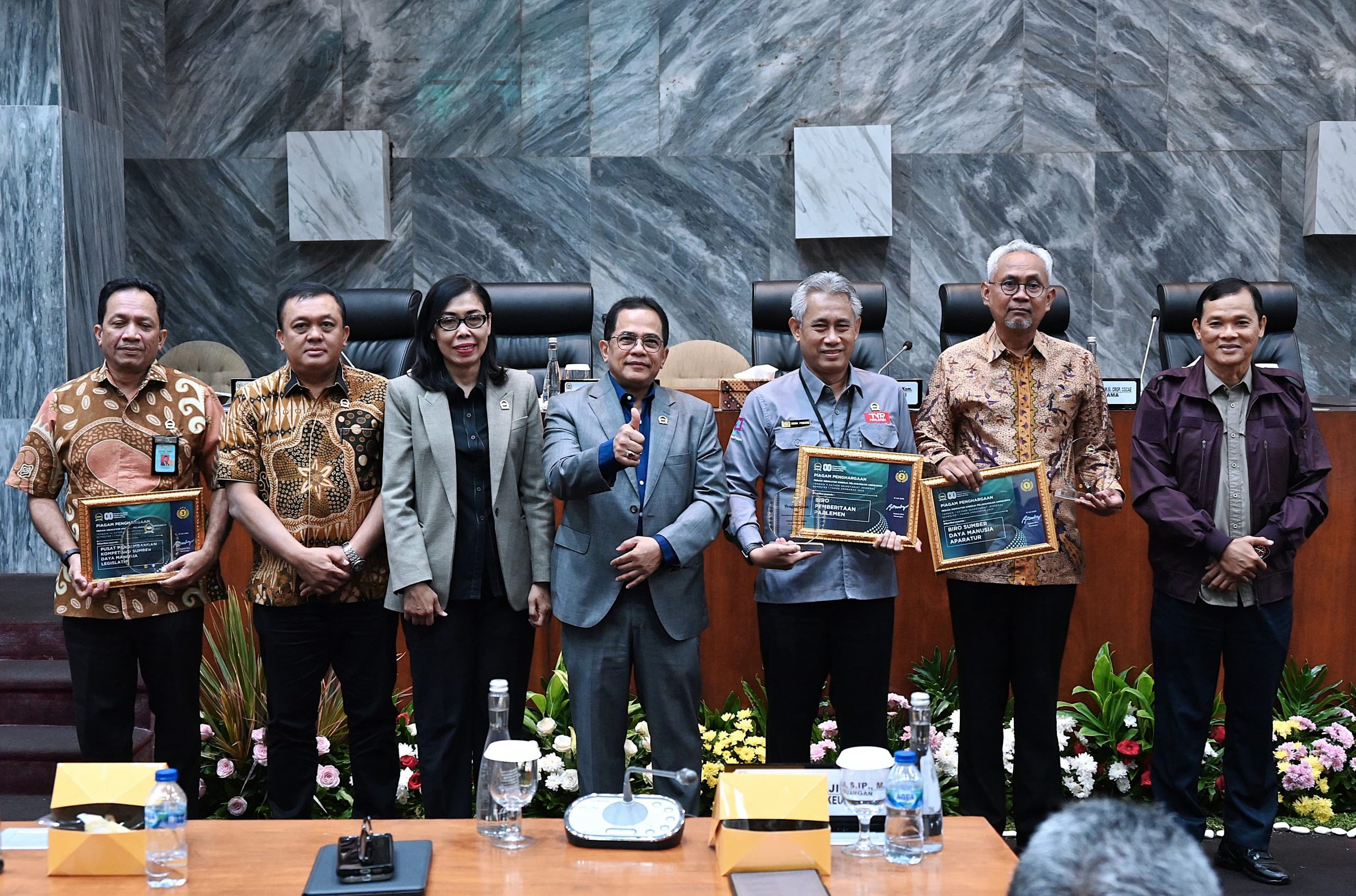 Sekjen DPR RI Indra Iskandar foto bersama usai Rapat Tinjauan Manajemen Pelaksanaan Anggaran dan Evaluasi IKPA Semester I Tahun 2025, yang digelar di Ruang Rapat KK II, Gedung Nusantara, DPR RI, Senayan, Jakarta, Kamis (31/7/2025). Foto : Prima/Andri.