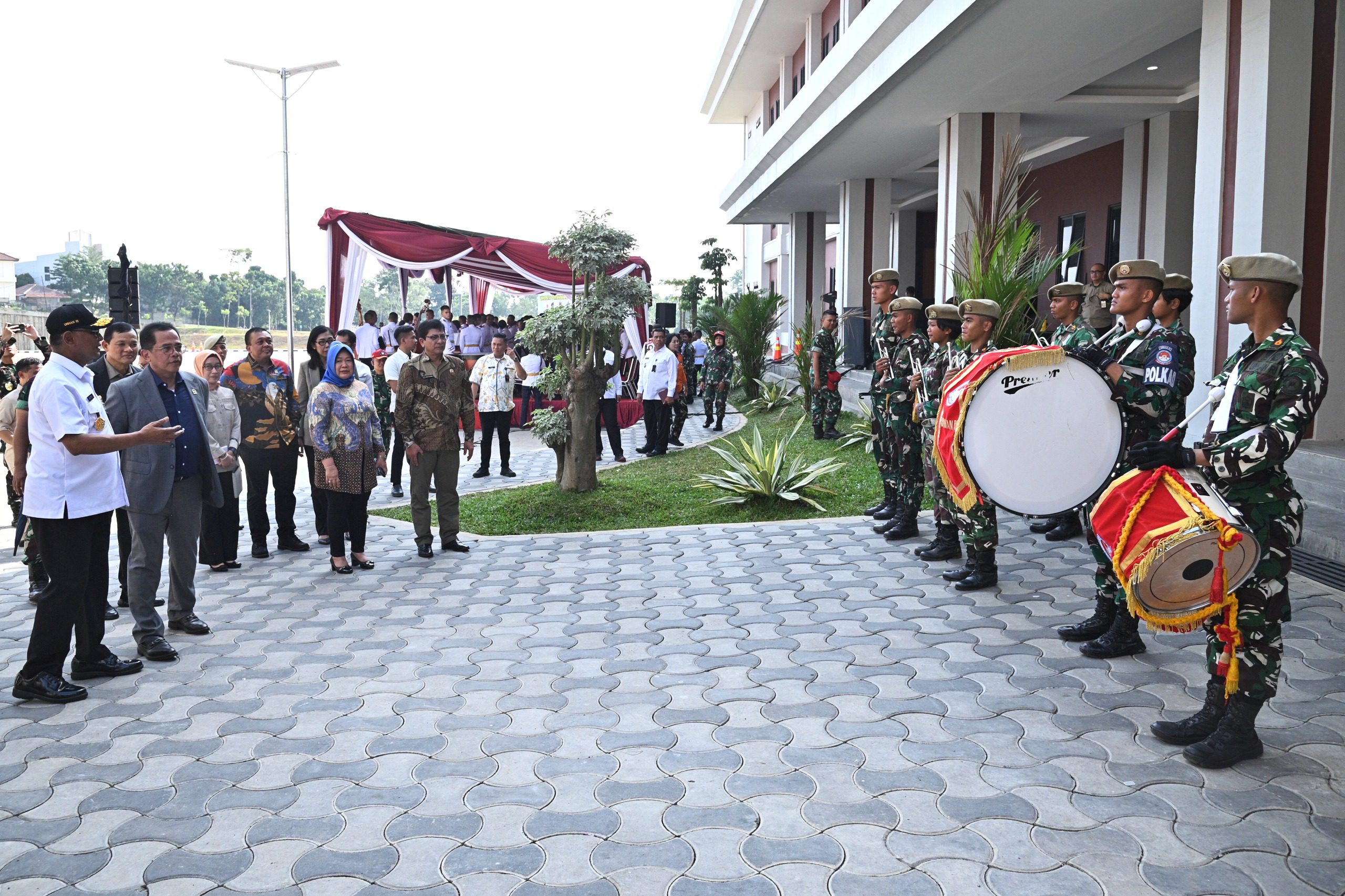 Sekretaris Jenderal DPR RI Indra Iskandar meninjau langsung latihan orkestra dan paduan suara mahasiswa Universitas Pertahanan (Unhan) di Kampus Unhan, Citeureup, Bogor, Kamis (31/7/2025). Foto : Farhan/Andri.