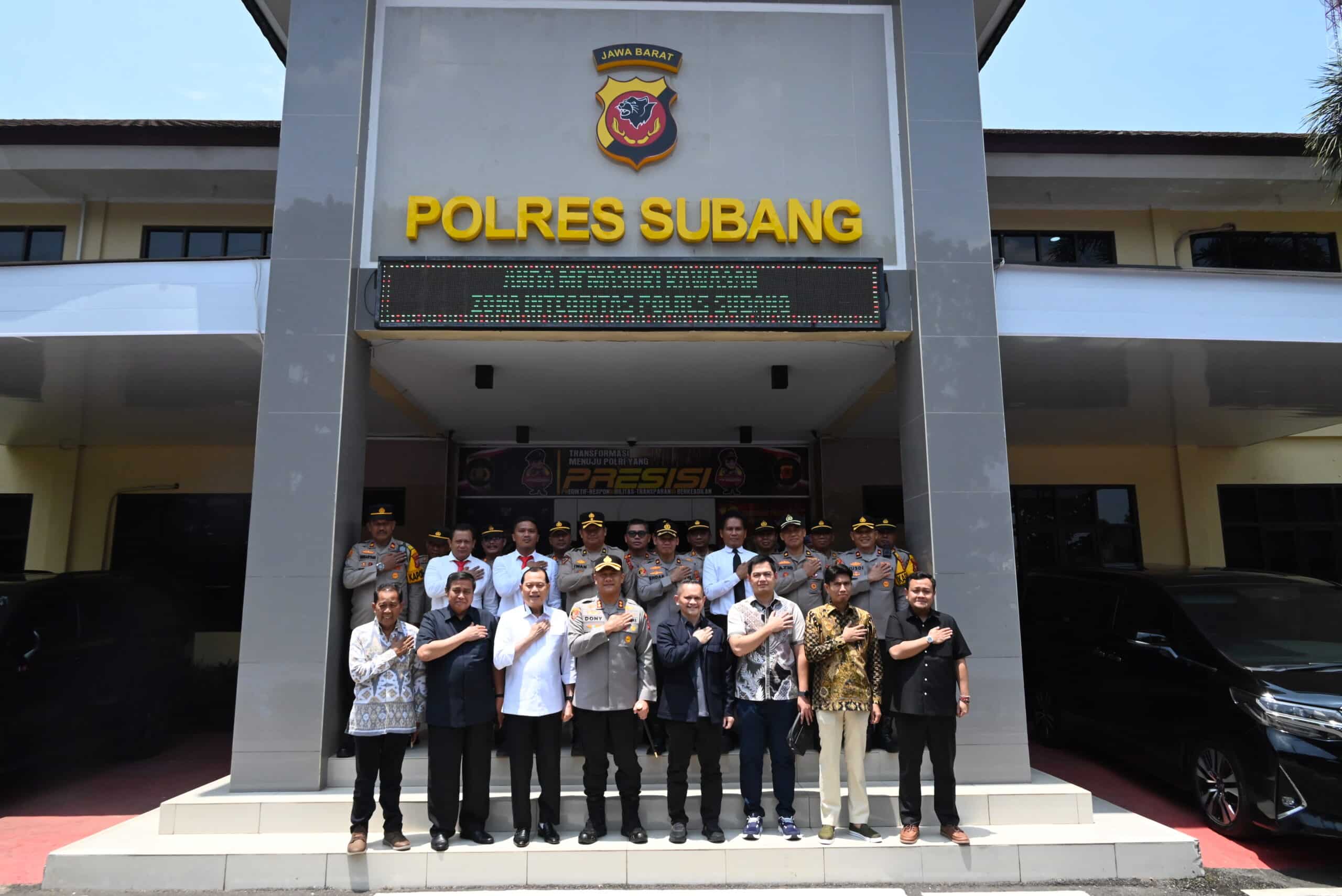 Wakil Ketua MKD DPR RI Nazarudin Dek Ağam bersama tim foto bersama usai Kunjungan Kerja di Subang, Jawa Barat, Subang (26/9/2025). Foto: Hanum/vel.