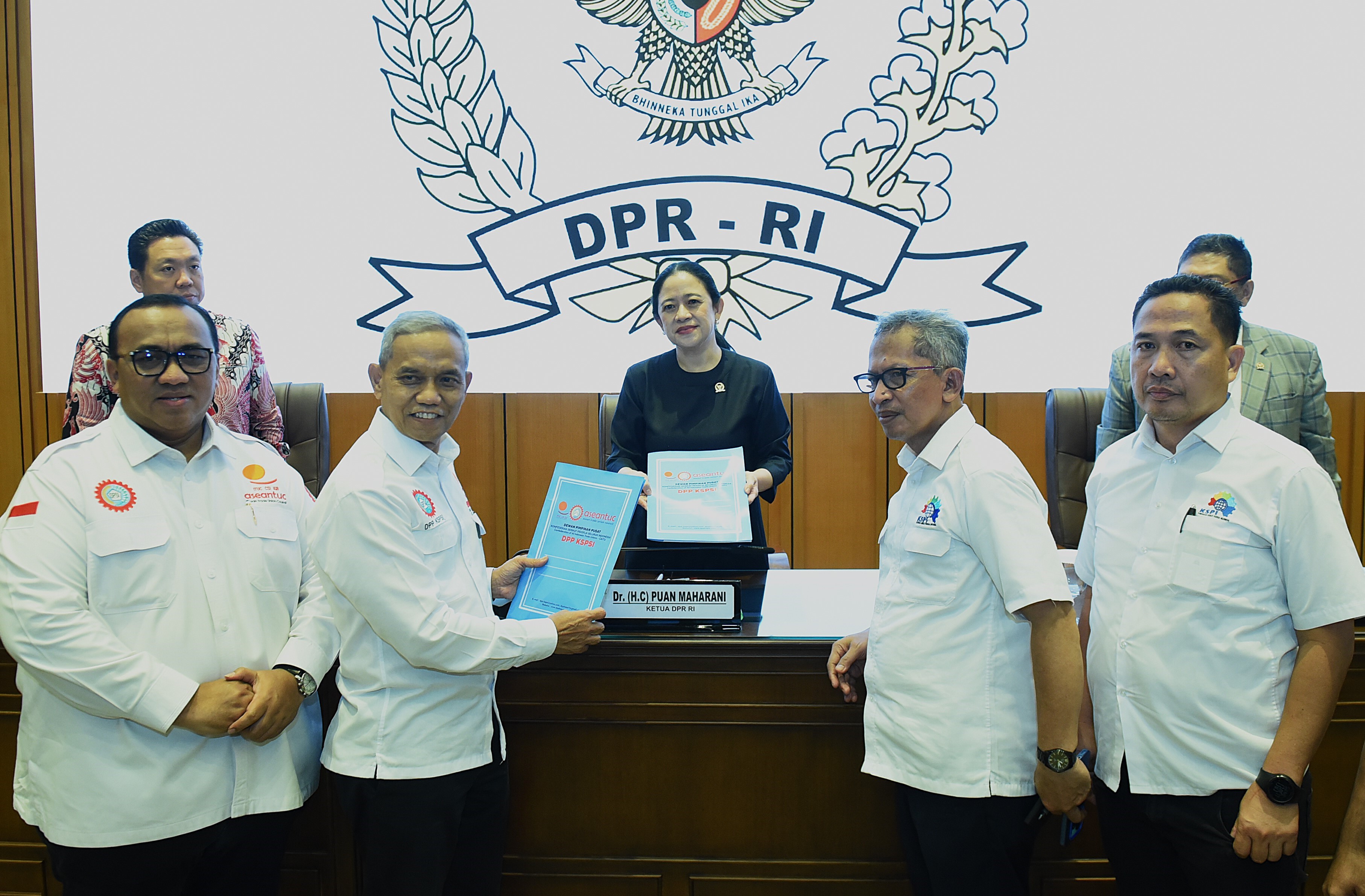 Ketua DPR RI Puan Maharani menerima audiensi Konfederasi Serikat Pekerja Seluruh Indonesia (KSPSI) pimpinan Andi Gani Nena Wea dan sejumlah perwakilan KSPI di Gedung DPR RI, Senayan, Senin (22/9/2025). Foto : Jaka/Andri.