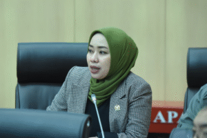 Anggota Komisi XII DPR RI Ratna Juwita Sari saat mengikuti RDPU Komisi XII DPR dengan Dirjen Minerba Kementerian ESDM, Dirut PT Bharinto Ekatama, PT Insani Bara Perkasa, dan PT Singlurus Pratama, Selasa (23/9/2025). Foto: Jaka/vel.
