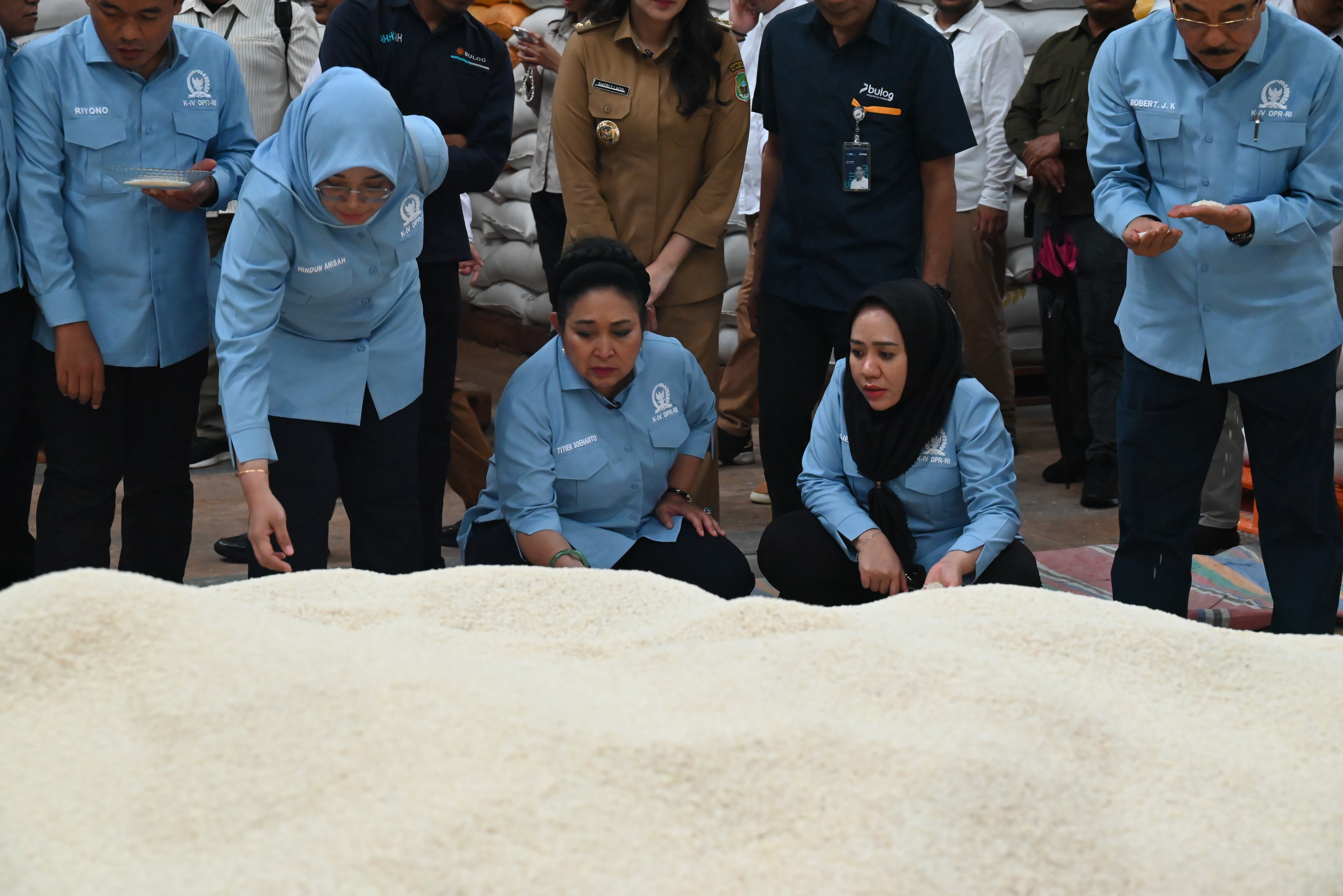 Ketua Komisi IV DPR RI Siti Hediati Hariyadi bersama tim saat melakukan inspeksi mendadak (sidak) ke Gudang Perum Bulog Tabahawa Maluku Utara di Ternate, Selasa (23/9/2025). Foto: Balggys/vel.