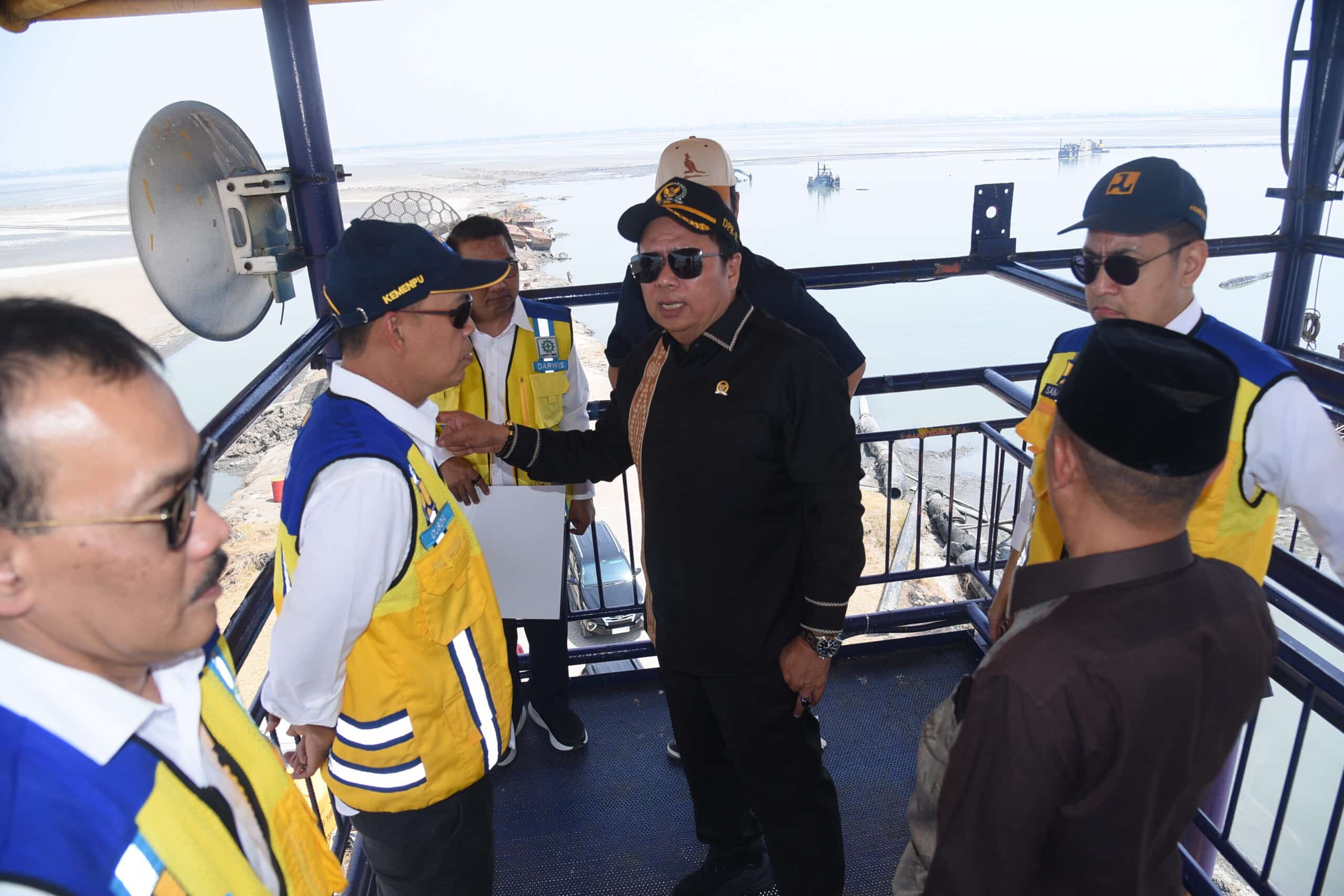 Ketua Komisi V DPR RI Lasarus saat meninjau lokasi semburan lumpur bersama Tim Kunjungan Kerja Spesifik Komisi V DPR RI, ke Sidoarjo, Provinsi Jawa Timur, Senin (29/9/2025). Foto : Afr/Andri.