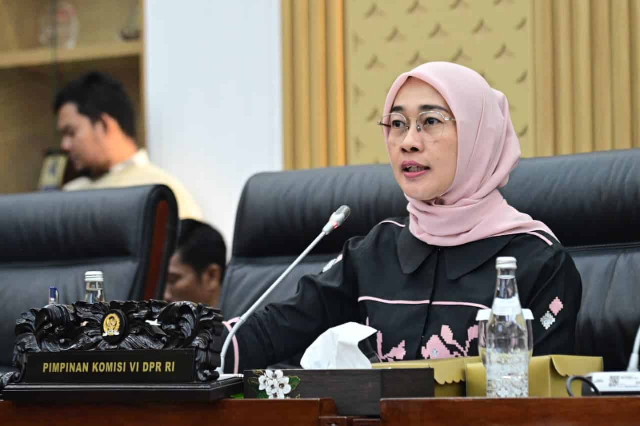 Ketua Komisi VI DPR RI Anggia Erma Rini saat memimpin Rapat Kerja Komisi VI DPR RI dengan Menteri Perdagangan Budi Santoso dan Menteri Perindustrian Agus Gumiwang Kartasasmita di DPR RI, Senayan, Jakarta, Senin (29/9/2025). Foto : Farhan/Andri.