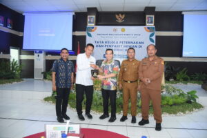 Anggota Komisi IV DPR RI, Daniel Johan, saat bertukar cinderamata usai pertemuan di Kupang, NTT, Senin (22/9/2025). Foto: Arief/vel.