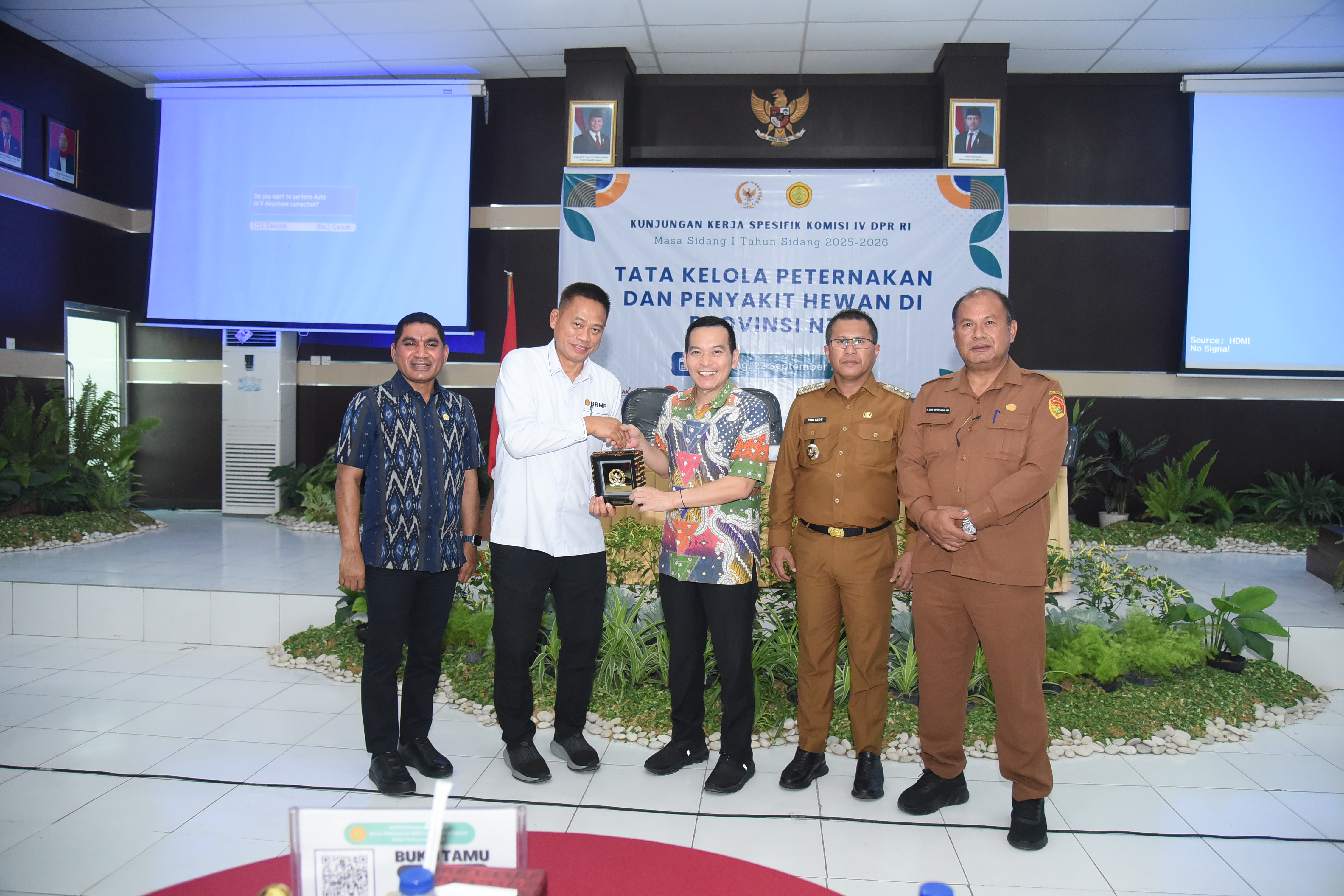 Anggota Komisi IV DPR RI, Daniel Johan, saat bertukar cinderamata usai pertemuan di Kupang, NTT, Senin (22/9/2025). Foto: Arief/vel.