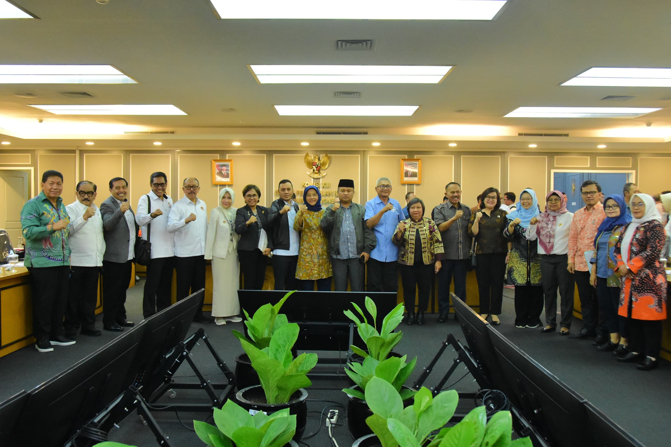 Wakil Ketua Komisi XIII DPR RI Sugiat Santoso dalam pertemuan bersama masyarakat, Kementerian HAM, Komnas HAM, dan LPSK di Gedung Nusantara II, DPR RI, Senayan, Jakarta, Senin (29/9/2025). Foto : Runi/Andri.