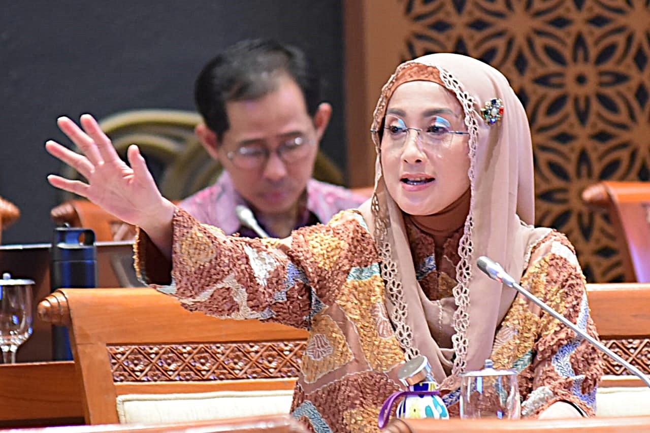 Anggota Komisi I DPR RI Desy Ratnasari saat RDPU dalam rangka menghimpun masukan terhadap Rancangan Undang-Undang tentang Perubahan Ketiga atas UU Nomor 32 Tahun 2002 tentang Penyiarandi Gedung DPR RI, Jakarta, Senin (22/9/2025). Foto : Oji/Andri.